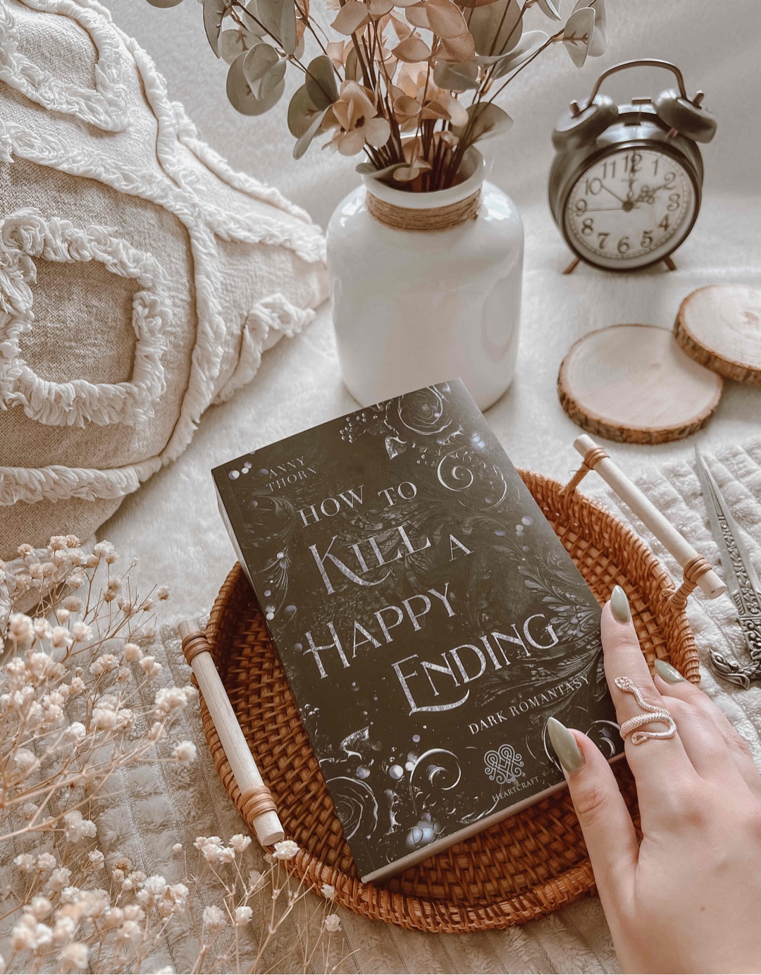 How to kill a happy ending ist nichts für schwache Nerven und begeistert durch seine düstere und dunkle Stimmung. Die Protagonistin wächst über sich hinaus und nimmt den Leser mit auf dieses wilde Abenteuer. Wer düstere Märchen und eine leidenschaftliche, impulsive Liebesgeschichte mag, sollte zu diesem Buch bzw. dieser Reihe greifen.