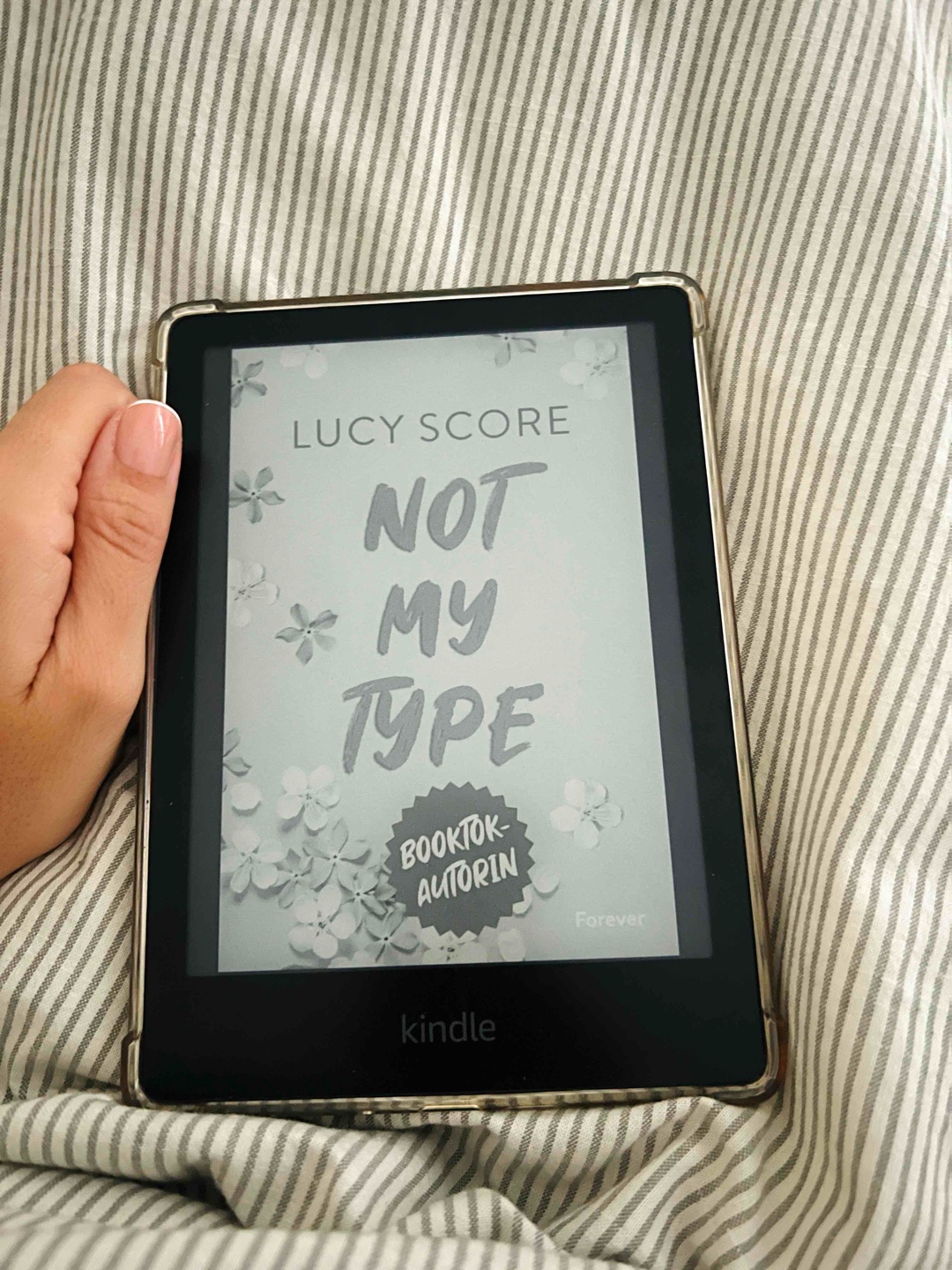 „Not My Type“ von Lucy Score ist eine lustige Liebeskomödie mit viel Humor.
Der Teil mit der Entführung bei der Hochzeit am Anfang war für mich überflüssig und hat die Geschichte unnötig in die Länge gezogen. Erst als die Handlung nach New York zurückkehrt und sich auf Frankie und Aiden konzentriert, wurde es interessanter. Hier erfährt man mehr über ihre Gedanken und Gefühle, was ihre Handlungen verständlicher macht. Frankie möchte auf keinen Fall die „Pretty Woman“ eines reichen Mannes sein, während Aiden lieber keine Beziehungen eingehen möchte.
Insgesamt ist die Geschichte recht vorhersehbar, aber trotz einiger Schwächen hat sie mir gut gefallen.