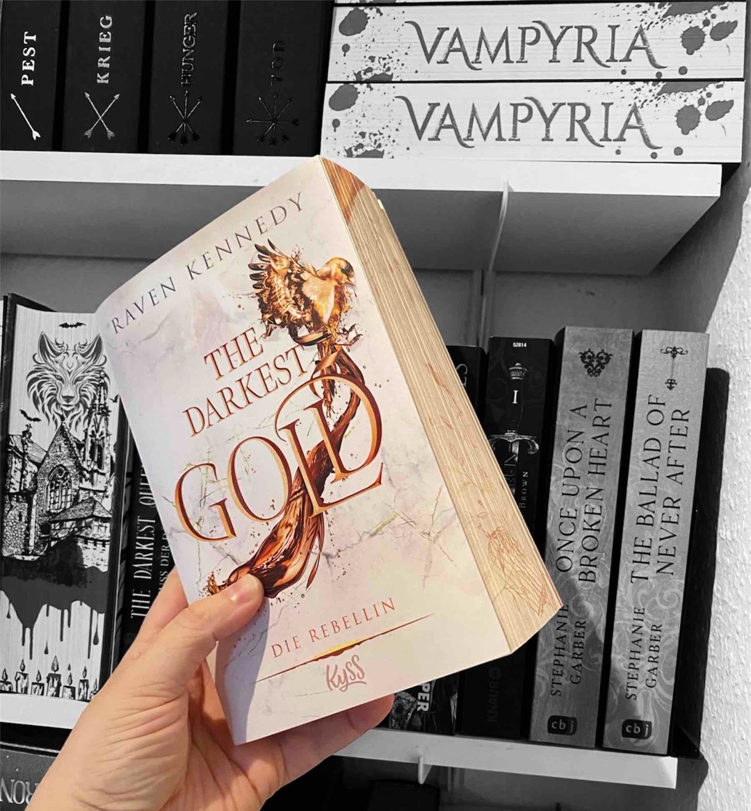 Spoiler zu vorherigen Teilen
Eine deutliche Verbesserung zum vorherigen Band mit dem gewohnten hohen Fantasy-Anteil und einem etwas reduzierteren, aber immer noch präsenten Romantik- und Spice-Anteil.