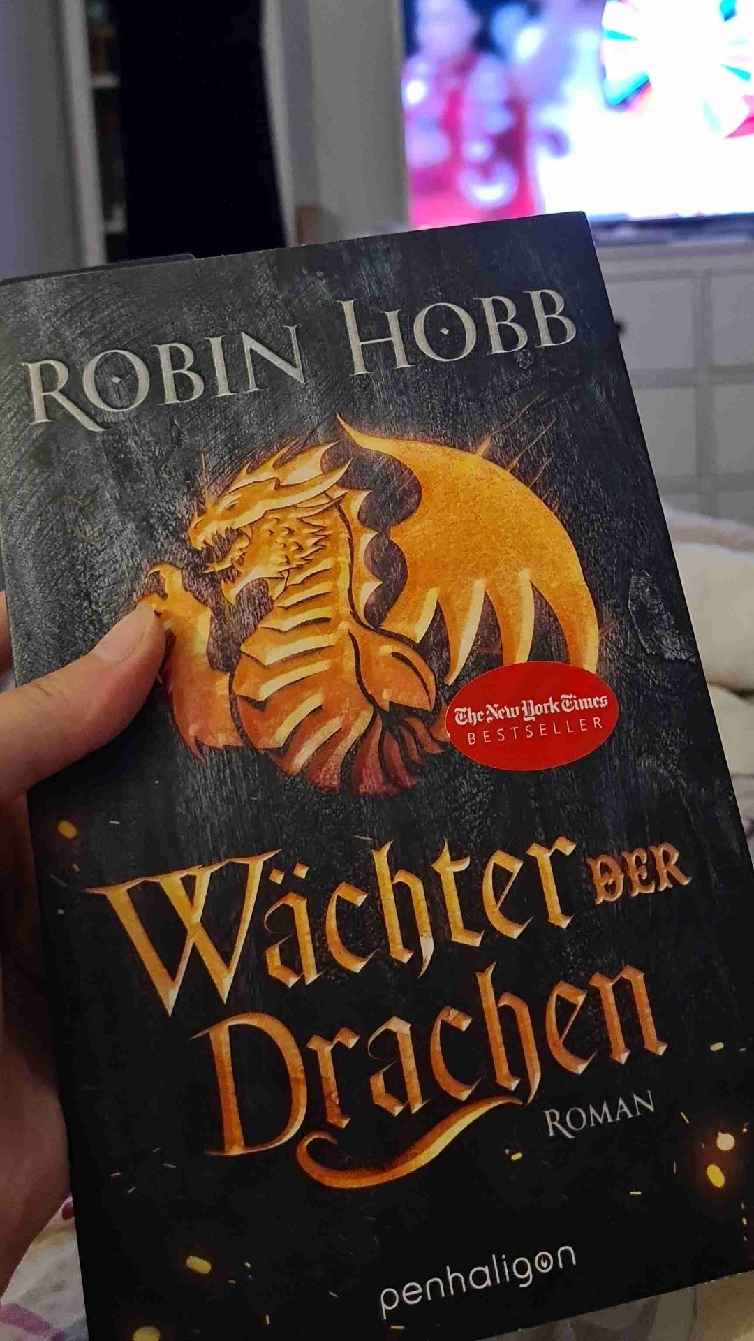 Schöne Nebengeschichte aus dem Fitz Universum.
Brauchte nur etwas um wieder reinzukommen.
Aber ich liebe den Schreibstil der Autorin.