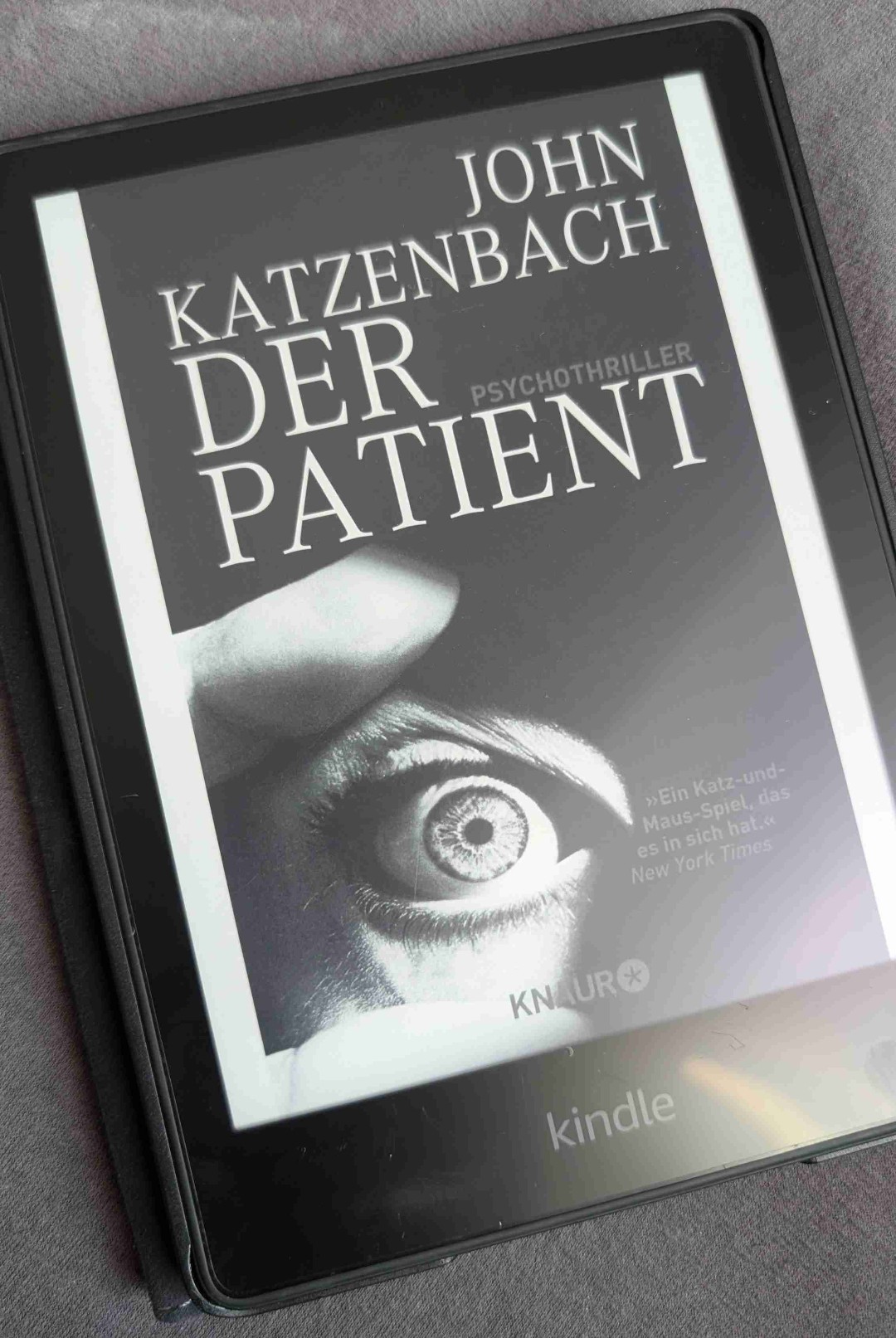 Ein Psychiater auf der Jagd nach einem Psychopathen:
Im packenden Psychothriller »Der Patient« verwandelt sich das Leben des New Yorker Psychiaters Dr. Frederick Starks in einen Alptraum.