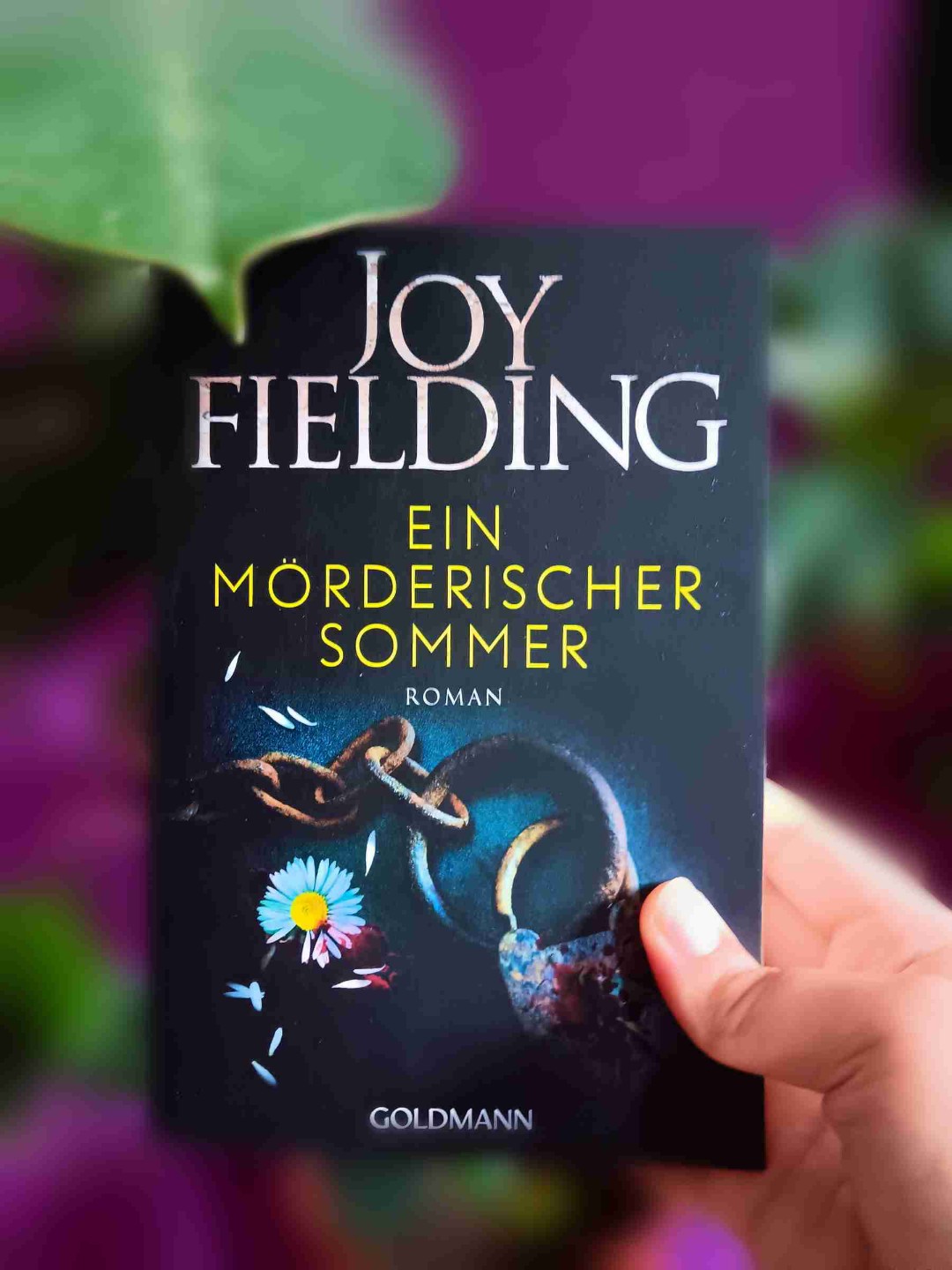 Romane Lese ich eigentlich nicht so gerne, aber ich habe schon manche Romane gelesen die sehr spannend waren, bei diesem Buch muss ich sagen das es nicht mein Geschmack war, irgendwie war es etwas langweilig