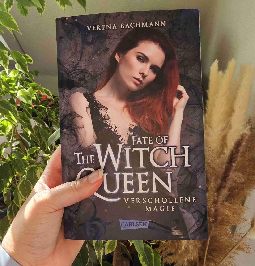 Auch der dritte Band der Witch Queen Reihe ist einfach genial. Humorvoll, actionreich und spannend direkt von der ersten Seite an. Der Einstieg in die Welt viel mir super leicht und Enju ist einfach so wundervoll. Eine tolle Balance aus Spannung, Action, Humor und Liebe. Alle die sich Witch Queen noch nicht angesehen haben. Ich kann es euch nur empfehlen 💞