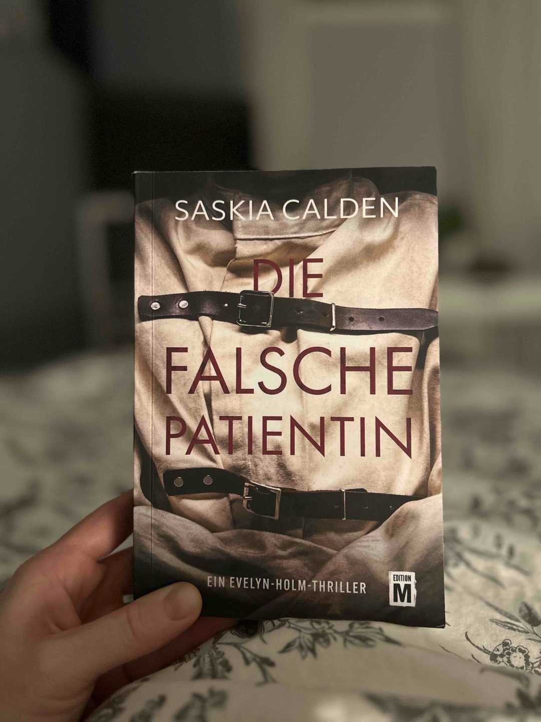 Hab mich sehr gefreut als das Buch endlich draußen war 😍
Sehr kurze Kapitel, absolut flüssiger Schreibstil, hier fliegt man wirklich durch das Buch.
Ich fand, es gab weniger „WTF“ oder „Krass“- Momente als bei Puppenwald (mein erstes Buch der Autorin). Zum Ende hin dann aber doch einige spooky Momente und man hat mitgefiebert, was die Wahrheit ist und ob sich alles zum Guten wenden wird.
Also würde es etwas schwächer einordnen als ihr letztes Buch, gefallen hat es mir aber trotzdem! 😎