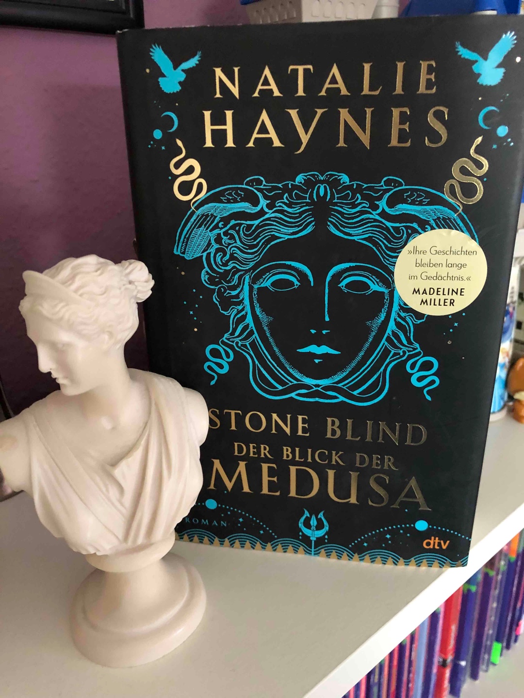 Eine wundervolle Nacherzählung zum Mythos der Medusa. Mir hat auch besonders der Witz in der Geschichte sehr gut gefallen 🥰
