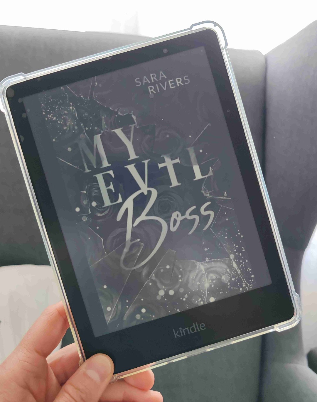 Klappentext und die 'Warnung' zu Beginn klangen interessant und vielversprechend - das Buch hat mich auch nicht enttäuscht! 😊 Dark Romance, Spice, starke Charakter und ein paar unerwartete Wendungen. Für Darkies, die Boss- und Enemie to lovers Trope mögen eine Leseempfehlung! 😊