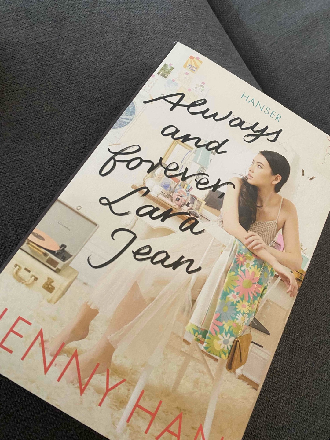 Auch der 3. Teil war super zu lesen
Schade das es vorbei ist ich würde so gerne wissen wie es mit Lara Jean und Peter weiter geht