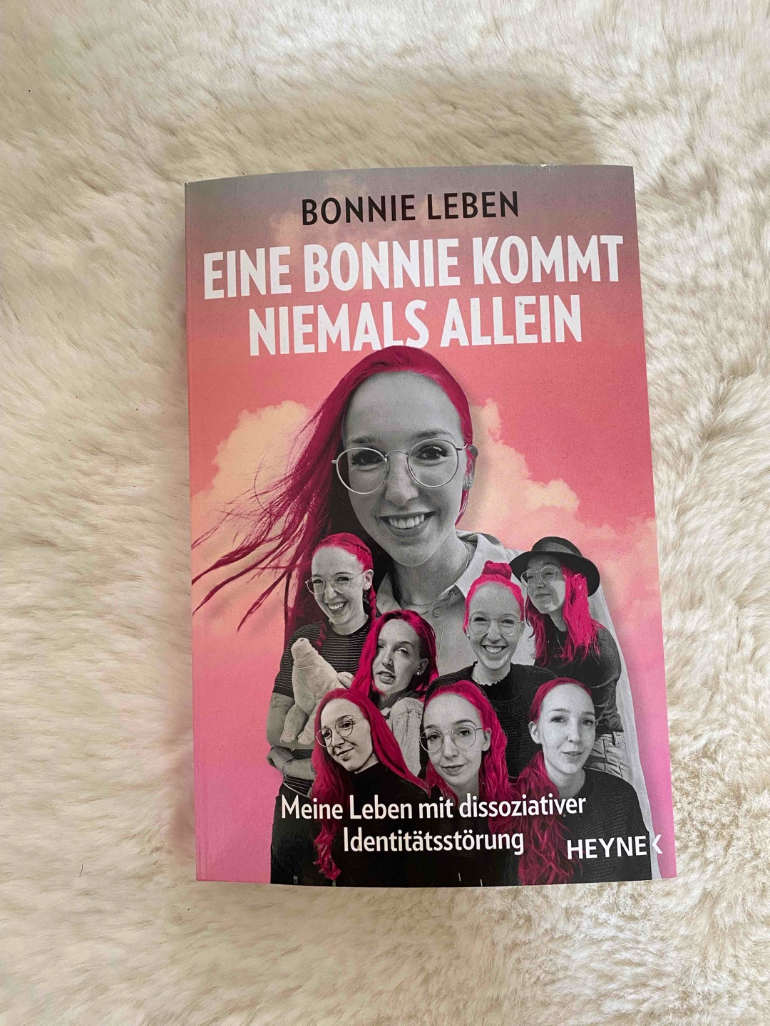 Unglaublich spannend aber im Zuge dessen auch unglaublich traurig, wie viel ein Mensch tragen kann/muss und das schon im jüngsten Alter aufgrund von traumatischen Erlebnissen.