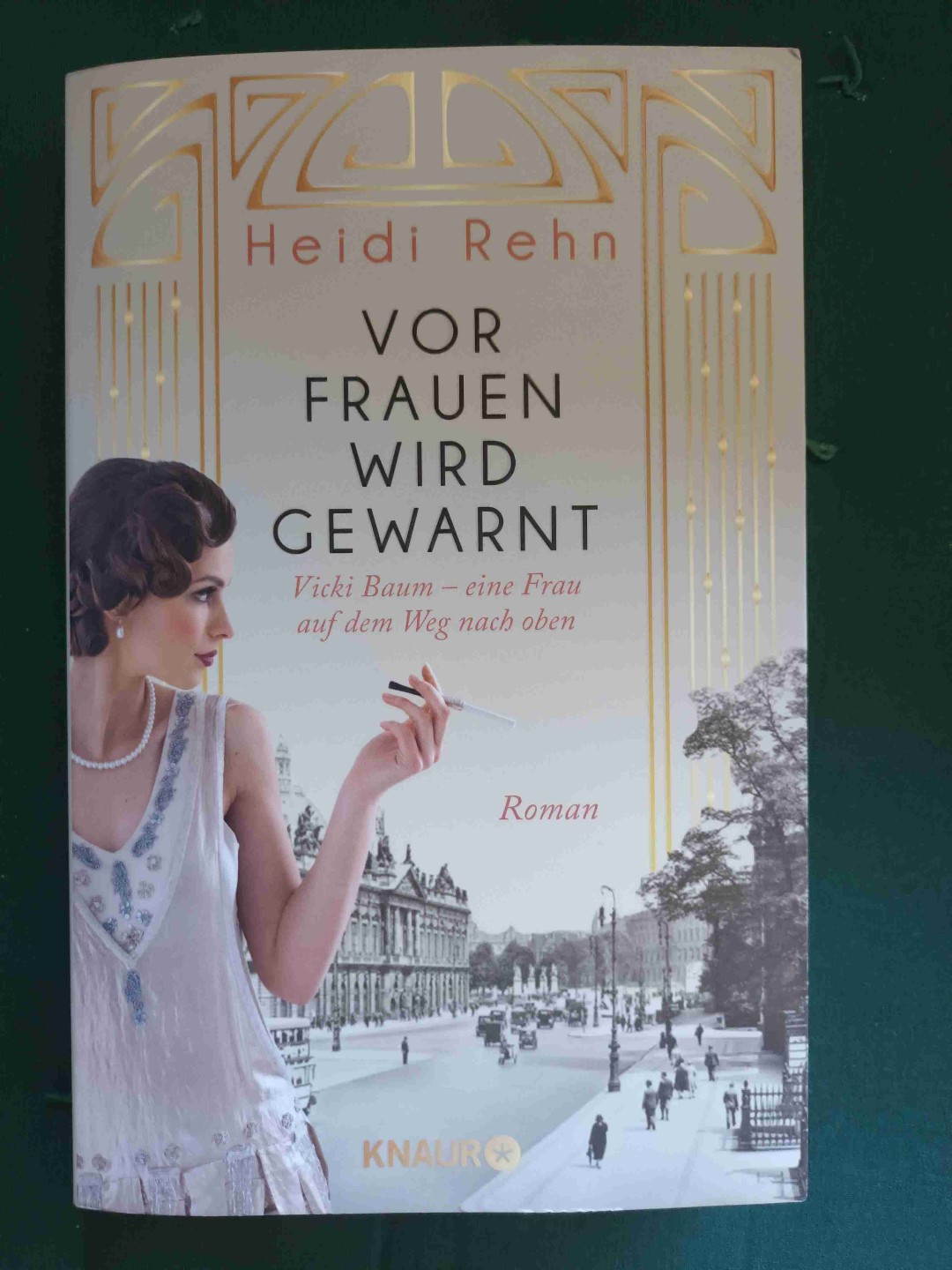 Sehr gut geschriebener Roman über die Zeit von Vicki Baum in Berlin und ihren dortigen Aufstieg. Insgesamt hat es mich nicht ganz überzeugt und fand es etwas langweilig. Der Schreibstil hat für mich da einiges gerettet, sehr flüssig, angenehm und beschreibend.