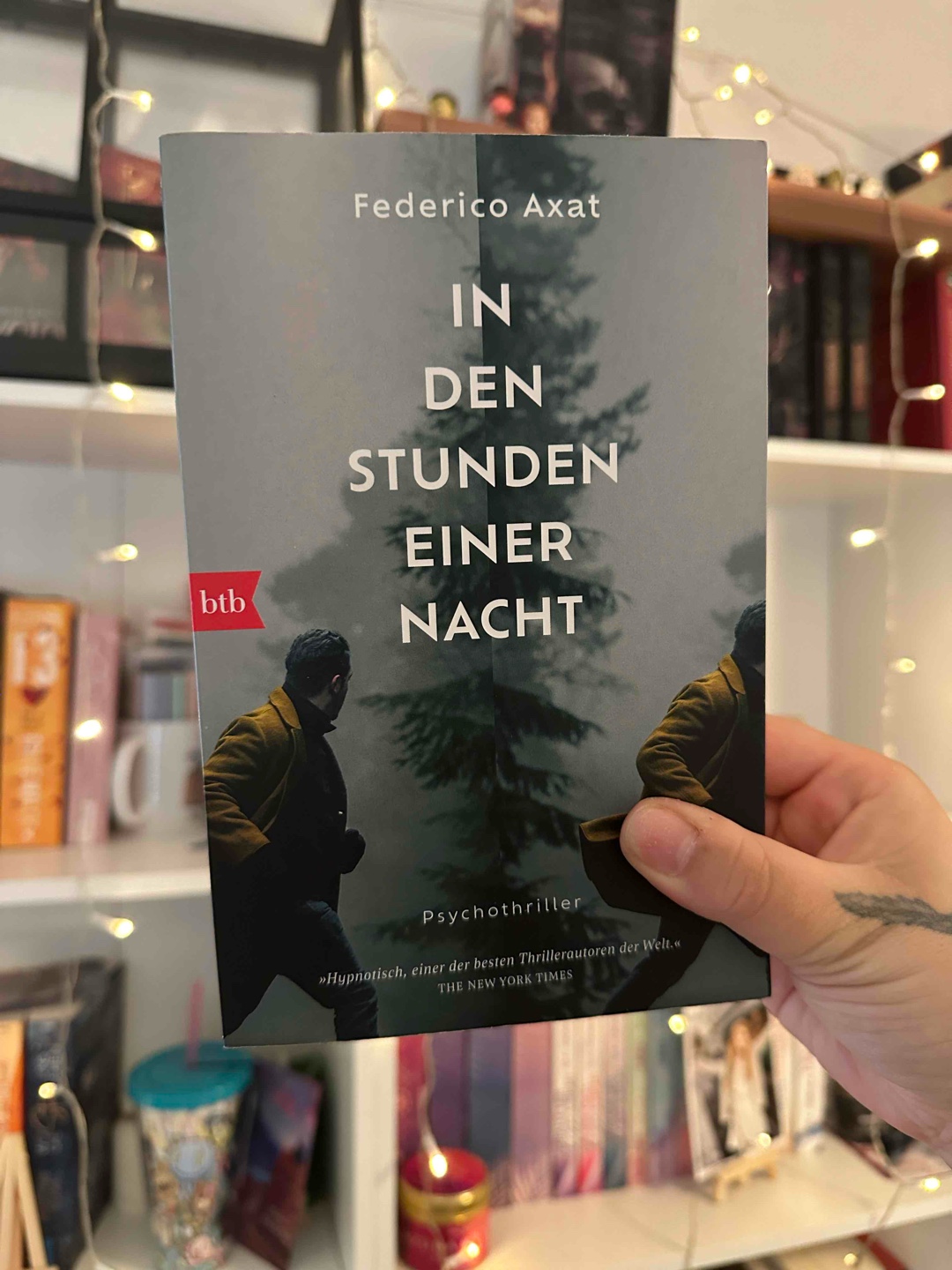 Neben ihm liegt die Leiche einer Frau