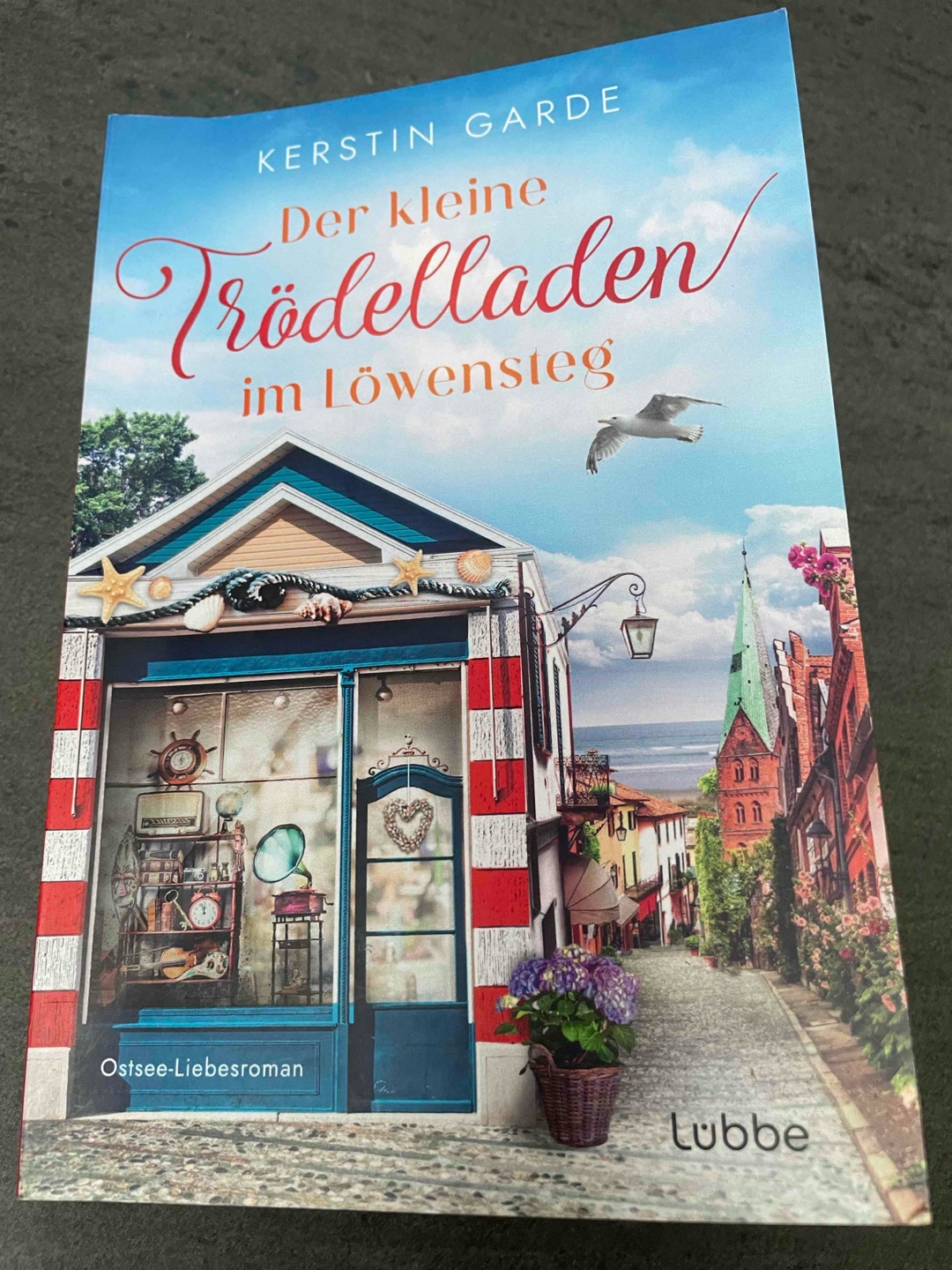 Leider für mich persönlich ein Reinfall. Hatte mich so darauf gefreut, da ich ein absoluter Ostsee Fan bin . Leider viel zu viel Vorgeplänkel, die eigentlich Entwicklung der Lovestory beginnt nach der Hälfte des Buches. Inhaltlich läuft mir die Geschichte viel zu glatt, wenig Höhen und Tiefen.