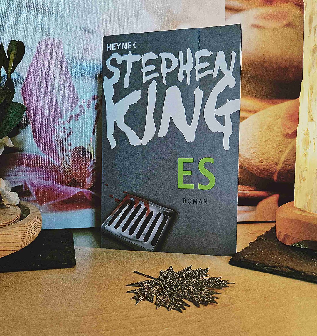 "Im finstern Föhrenwald, da wohnt ein wahrer Meister, der ficht ganz furchtlos kalt sogar noch feiste Geister!“
— Stephen King