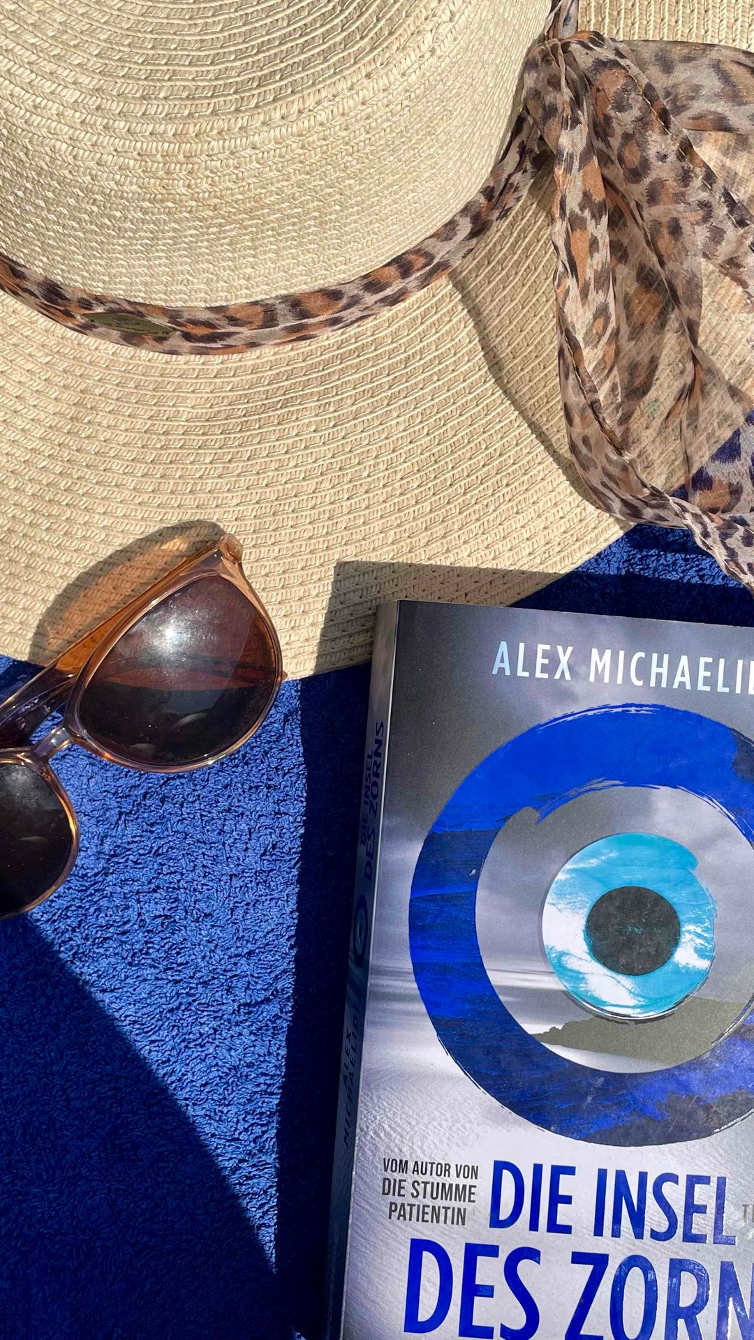 "Die Insel des Zorns" von Alex Michaelides erzählt die Geschichte einer Gruppe von Menschen, die auf einer abgelegenen griechischen Insel mit ihren dunklen Geheimnissen und Konflikten konfrontiert werden.