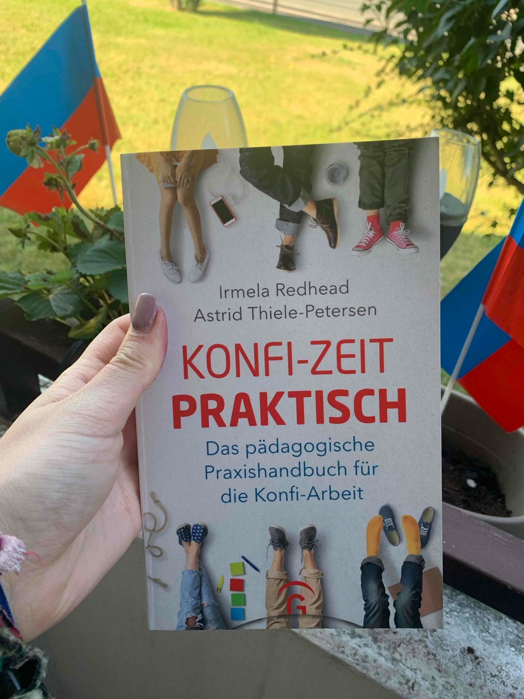 Der ein oder andere Tipp oder Empfehlung versuche ich in meine Arbeit mit den Konfis einfliessen zu lassen. Sehr umfangreich gestaltet. Für Ehrenamtliche oder Personen die neu in diesem Gebiet sind une sich Input holen wollen ganz gut 👍