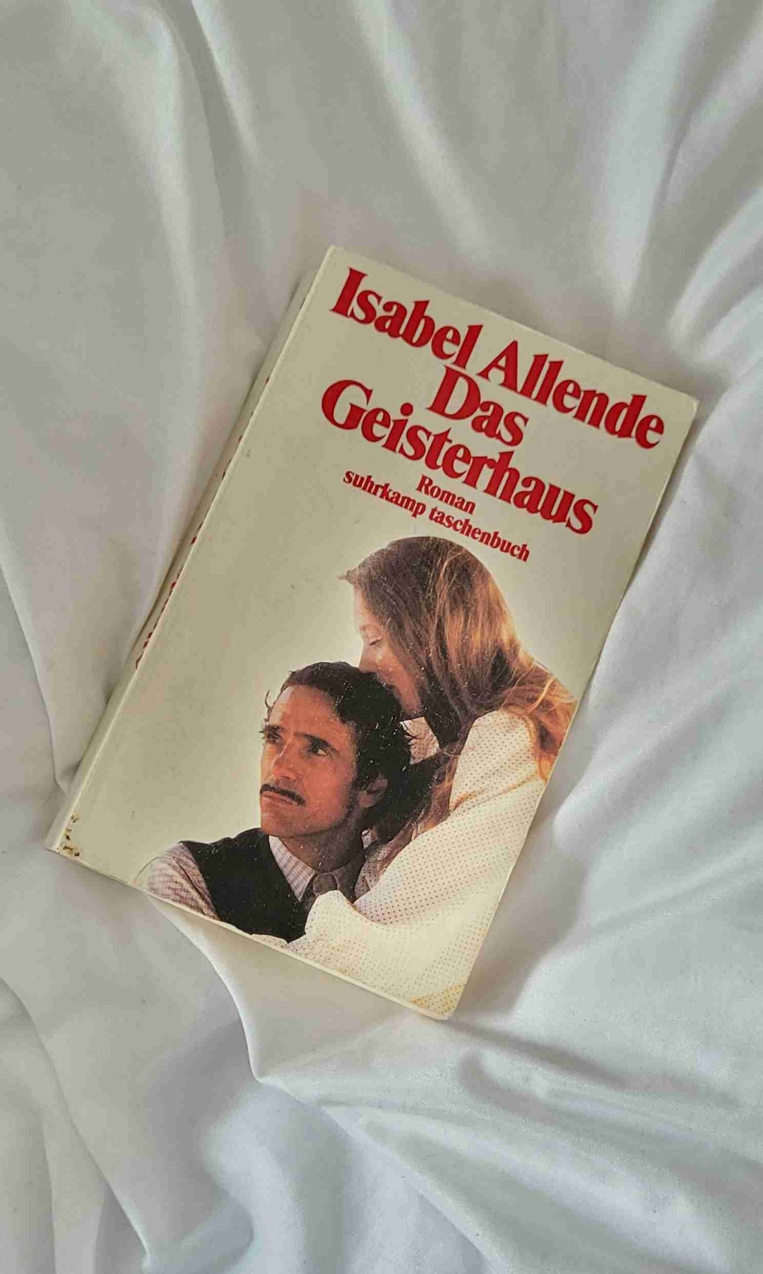Dieses Buch war definitiv einzigartig. Ich habe zwar ziemlich lange für das Buch gebraucht, aber nicht, weil es mich gelangweilt hat, sondern weil es 500 Seiten lang war und ein Buch ist das ich gerne langsam genießen wollte. Die Magie die sich durch die Geschichte und die vielen Generationen zieht hat mich von den ersten Seiten an fasziniert und gefesselt. Es werden Charaktere in einer Erzählung vereint die man entweder augenblicklich ins Herz schließt und aus vollster Seele verabscheut. Dadurch hat man immer wieder zwischen komplett gegensätzlichen Gefühlen wie Hass, Frust und Wut und Freude, Liebe und Mitgefühl geschwankt. Ein Leseerlebnis, das ich nicht so schnell vergessen werde.