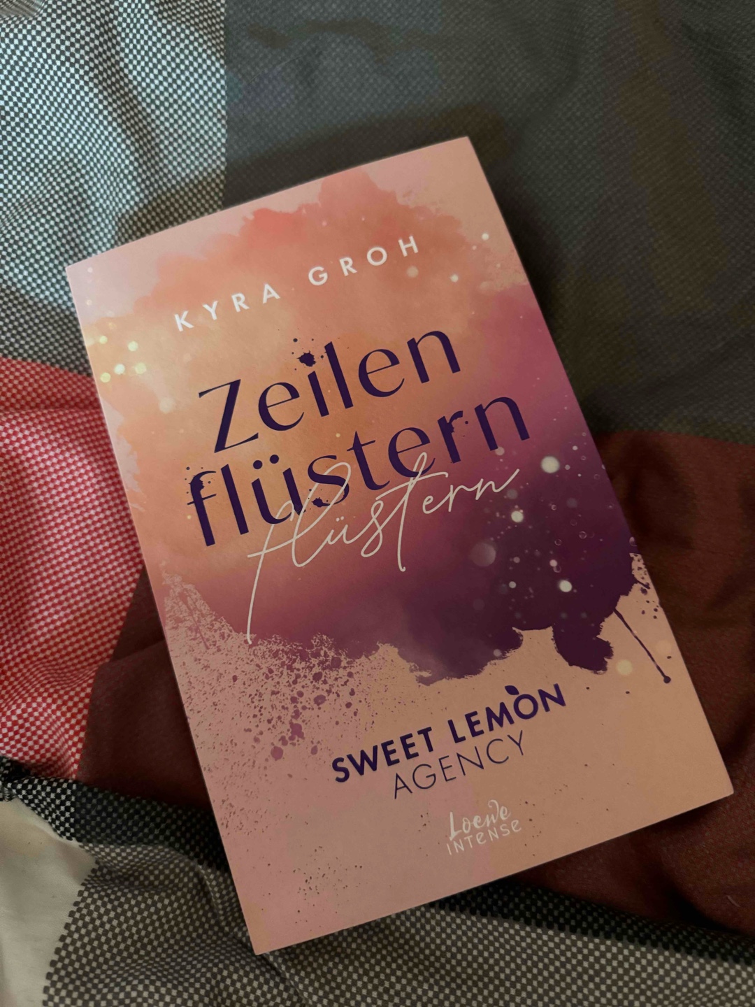 So ein Wundervolles Buch🥰
Das ganze Setting war sehr interessant mit der Agentur und auch mit dem Hörbüchern. Das Dynamik der Charaktere waren einfach toll. Es war einfach schön, emotional und spannend Klaras und Noels Geschichte zu verfolgen in ihren Höhen und Tiefen. Der Schreibstil war auch sehr gut. Das Buch lies sich sehr flüssig lesen. Ich kann das Buch aufjedenfall weiterempfehlen☺️