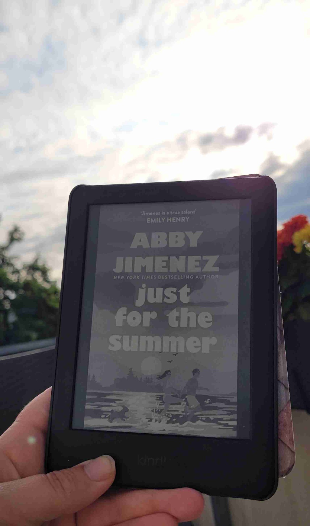 Heartbreaking.... aber so ein tolles Buch. Ich hab gelacht und geweint, es geht um Familie und Freundschaft und Liebe und Trauma.
Mochte ich sehr gerne.