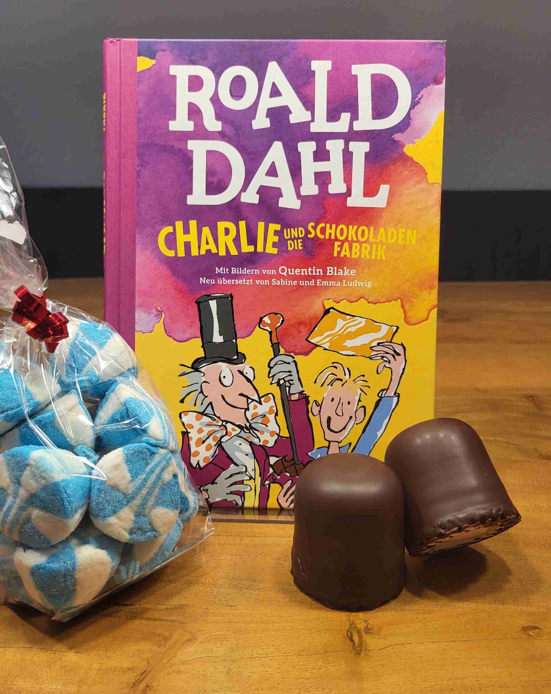Ein Klassiker in umwerfend schön-bunter Gestaltung. Die herrlich unperfekten Zeichnungen passen hervorragend zu Roald Dahls Geschichten. Für Groß und Klein nach wie vor ein leckeres Abenteuer.