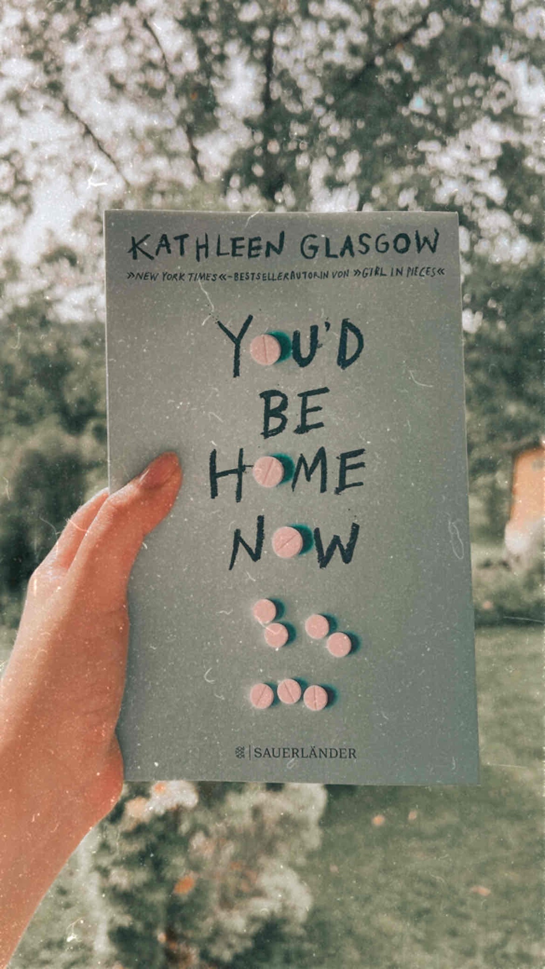 „You’d be home now“ erzählt eine tragische und herzzerreißende Geschichte, die so echt und greifbar wirkt, als würde man daneben stehen.