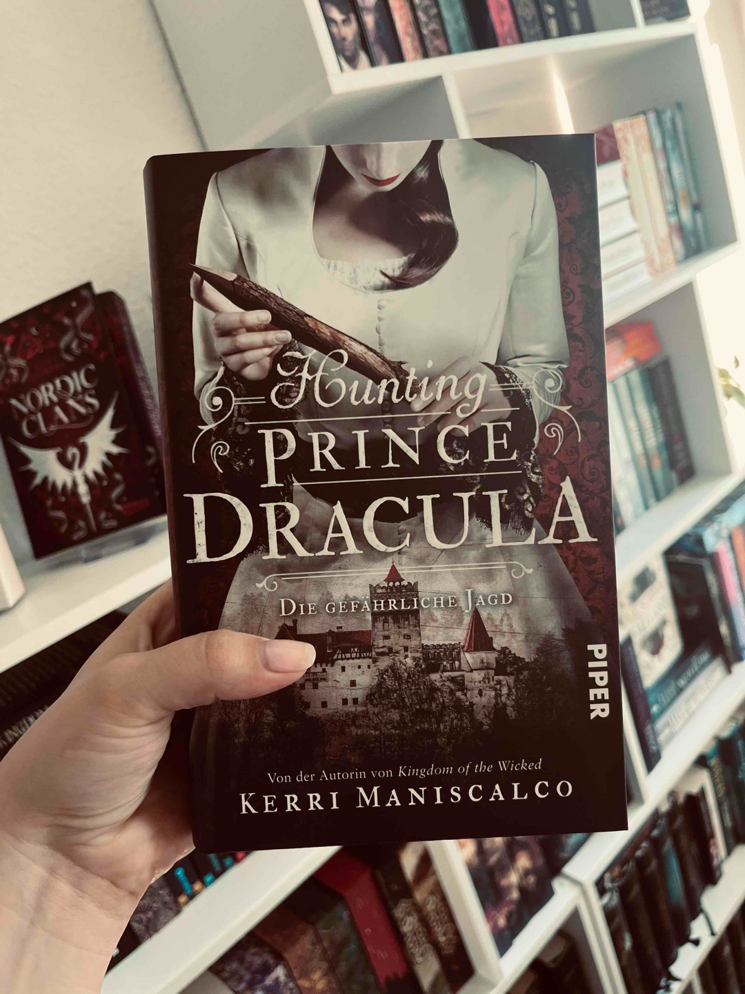 Düsterer Vibe mit starker Protagonistin und mysteriösen Mordfällen