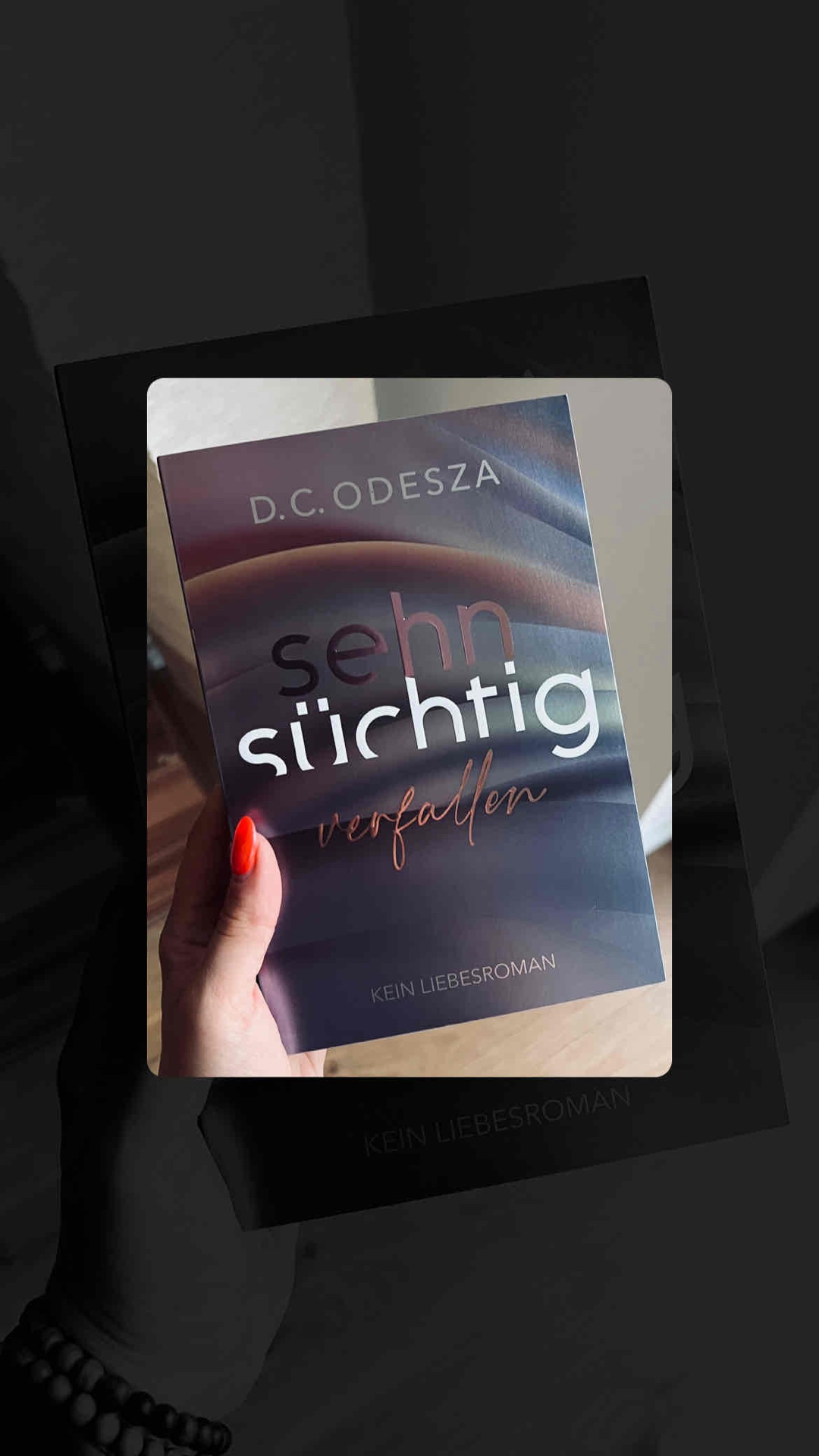 „Ich will die Autotür öffnen, aber es geht nicht, sie ist versperrt. Solch ein Arsch! „Also? Zu mir oder zu dir?“, fragt er, als er neben mir sitzt.“