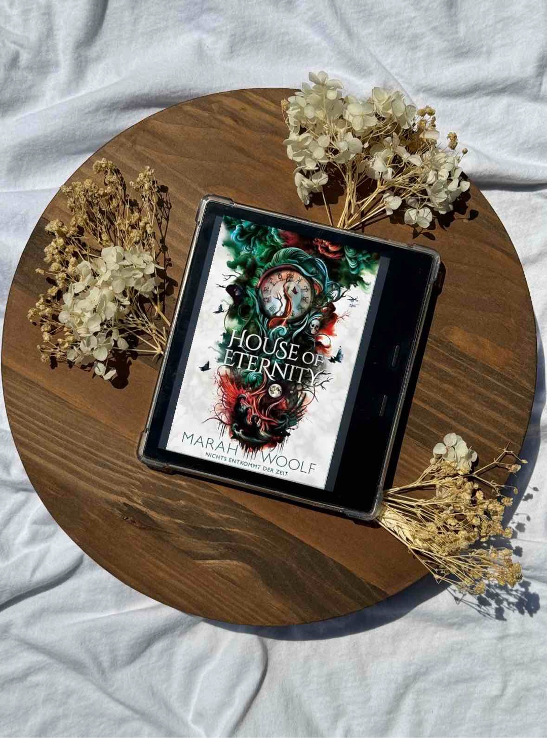 „Die Zeit wird dich finden. Überall und Immer. Denn Zeit ist die Ewigkeit. Und die Ewigkeit vergisst nichts.“ 🕰️ 🖤