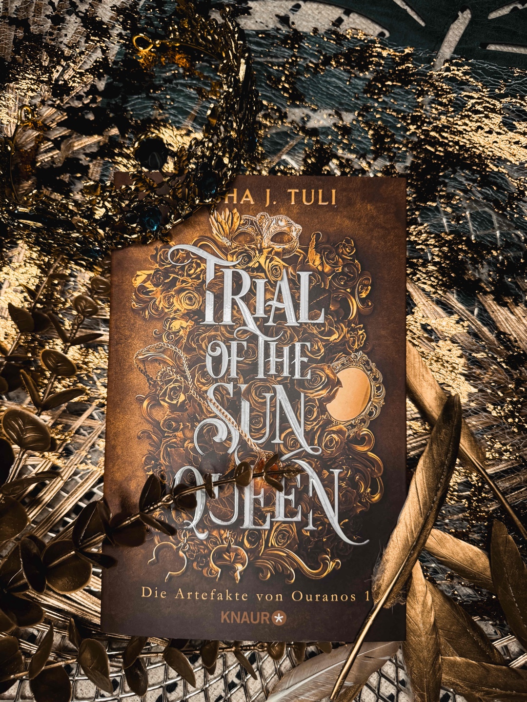 Trial of the Sun Queen 🤴 - Nisha J. Tuli
»Ich bin eine Gefangene von Nostraza. Das weißt du doch. Du bist schließlich derjenige, der mich da rausgeholt hat.“ - Lor