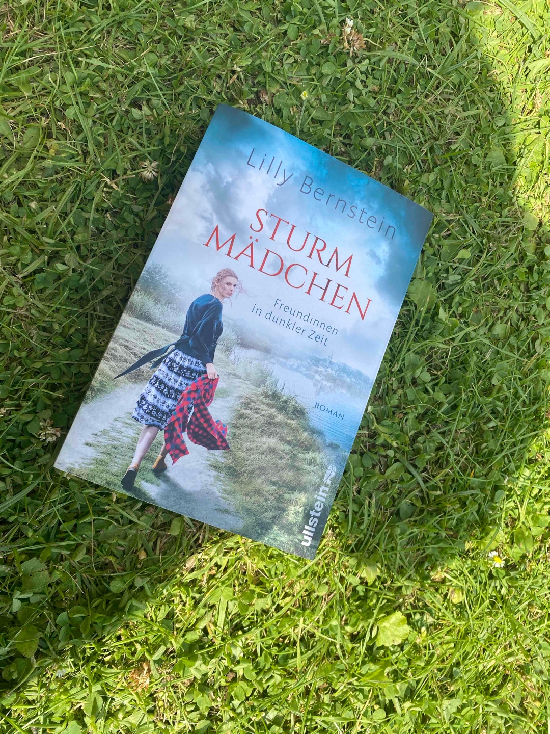 So ein tolles Buch trotzdem dieses Buch auf keiner wahren Begebenheit ist hat man sich so in diese Zeit und diese Geschehnisse hereinversetzen können
