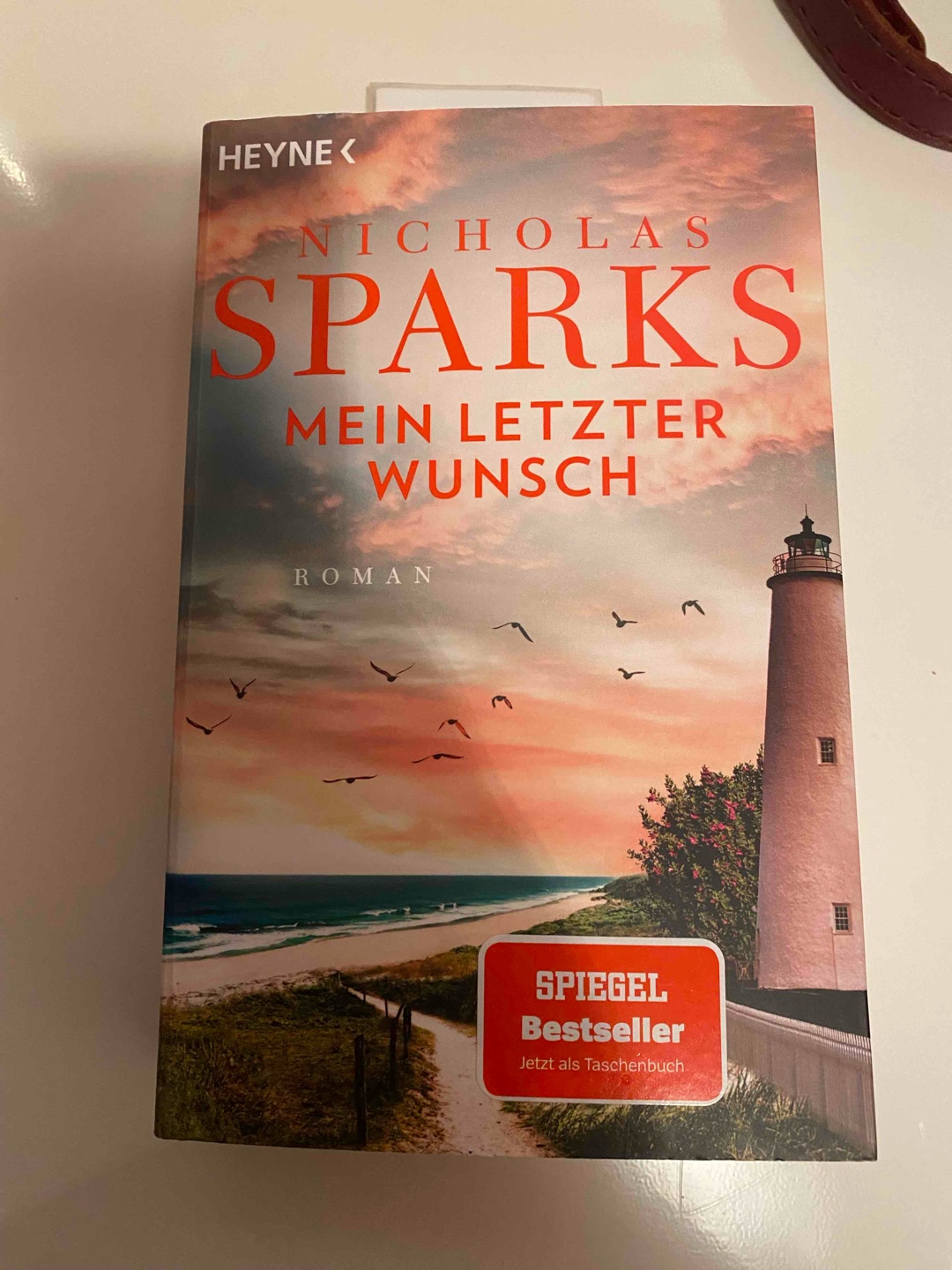 Die Geschichte in der Kombination mit dem Schreibstil ist einfach nur klasse! 👍