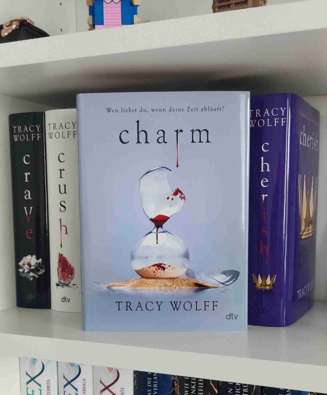 ✨SPOILER free✨
Charm ist für mich bisher das absolute Highlight der Reihe.
Ich hätte niemals damit gerechnet, wie vielschichtig diese Welt sein kann und wie gut das alles geplottet ist.
Die Bindungen die zwischen den Charakteren entstehen wirken so authentisch und es fällt schwer sich nicht selbst als Teil dieser wunderbaren Welt zu fühlen.
Es ist ein guter Mix aus Vergangenheit, Gegenwart und Zukunft, der einem in diesem Band präsentiert wird.
Tracy Wolff schafft es meiner Meinung nach wunderbar eine vielschichtige, spannende Welt zu erschaffen und diese mit so lebendingen Charakteren zu füllen, dass man gar nicht anders kann als einzutauchen und so lange zu bleiben wie es geht.