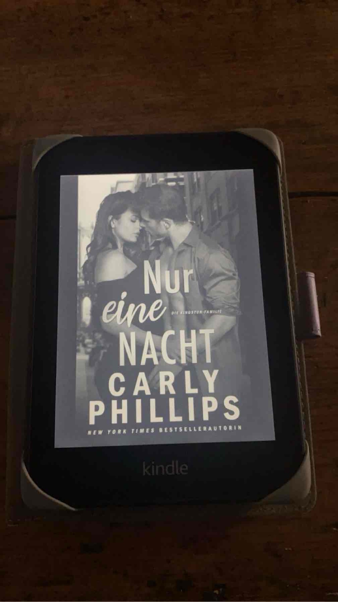Sie ist die Frau, ohne die er nicht leben kann.
Die Frau, deren Freundschaft er nicht aufs Spiel setzen möchte, indem er mit ihr schläft.

Linc Kingston akzeptiert ausschließlich Perfektion und nicht weniger. Weder in seinem milliardenschweren Unternehmen noch in seinem Privatleben. Er hat alles, wovon es sich zu träumen lohnt. Ihm fehlt nur eines: dass seine persönliche Assistentin und beste Freundin im Bett seinen Namen stöhnt. So sehr Linc sie auch begehrt, sie ist ein absolutes Tabu für ihn.

