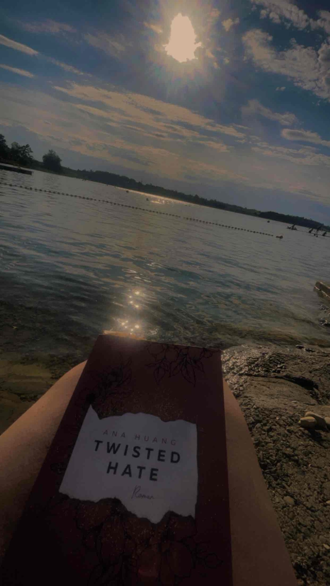 Das buch han mich von anfang bis ende begeistert. Der Spice ist kaum zu übetreffen. Kann es nur emfehlen im zusammenhang mit de vorherigen 2 büchern!!💗