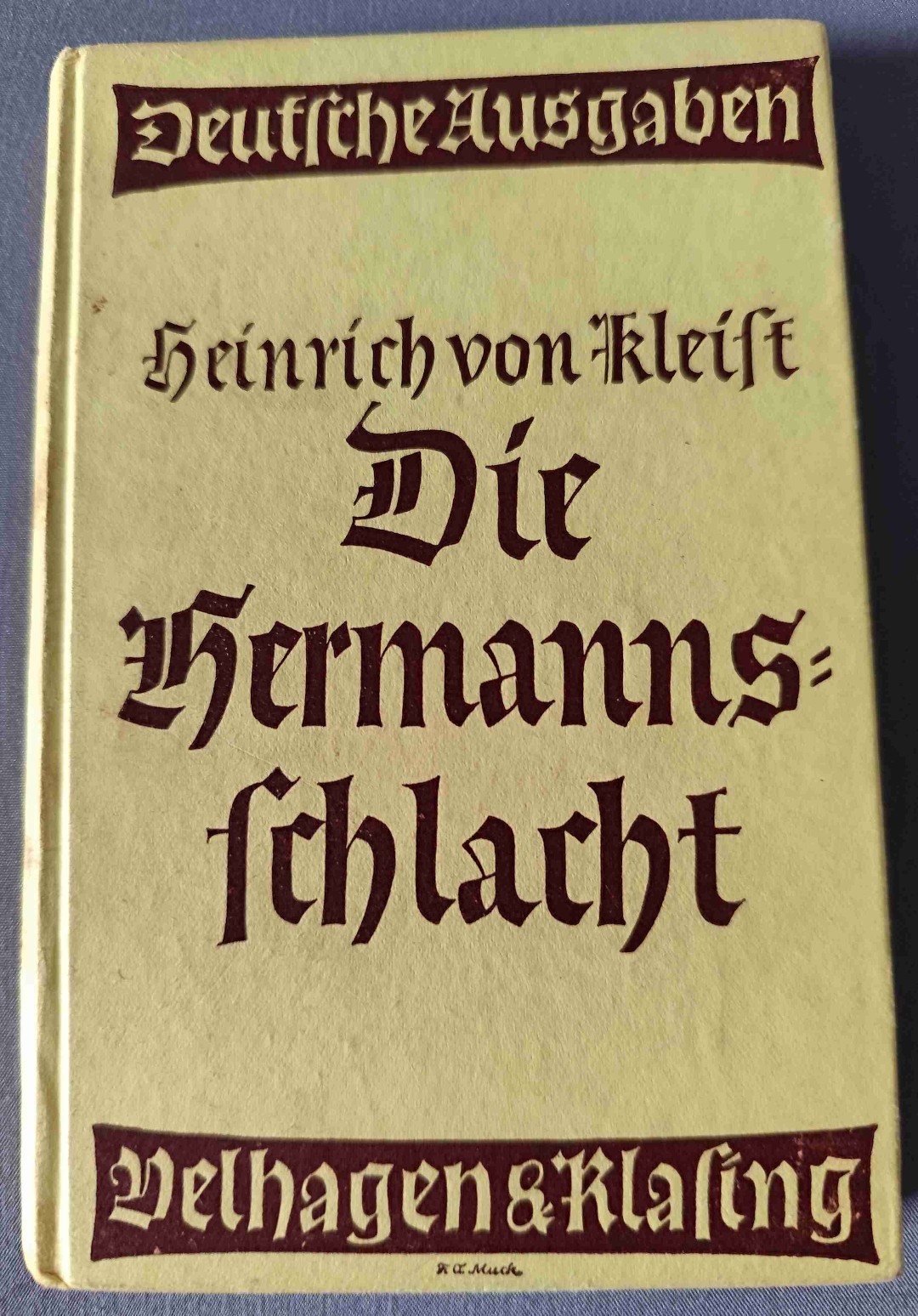 Kein perfektes Werk, was sich auch in den recht langen Anmerkungen dieser Ausgabe wiederspiegelt, angefangen bei geschichtlichen Ungereimtheiten, die aber nicht sehr schwer wiegen, da Kleist sich dort sowieso viel Freiheit erlaubt um das Werk seiner Zeit anzupassen.
Ansonsten konnte ich gerade dem Hermann über längere Zeit charakterlich nicht viel abgewinnen, das bereinigt sich aber so ab der Hälfte, nur die Beziehung zwischen ihm und Thusnelda war mir bis zum Schluss etwas befremdlich.