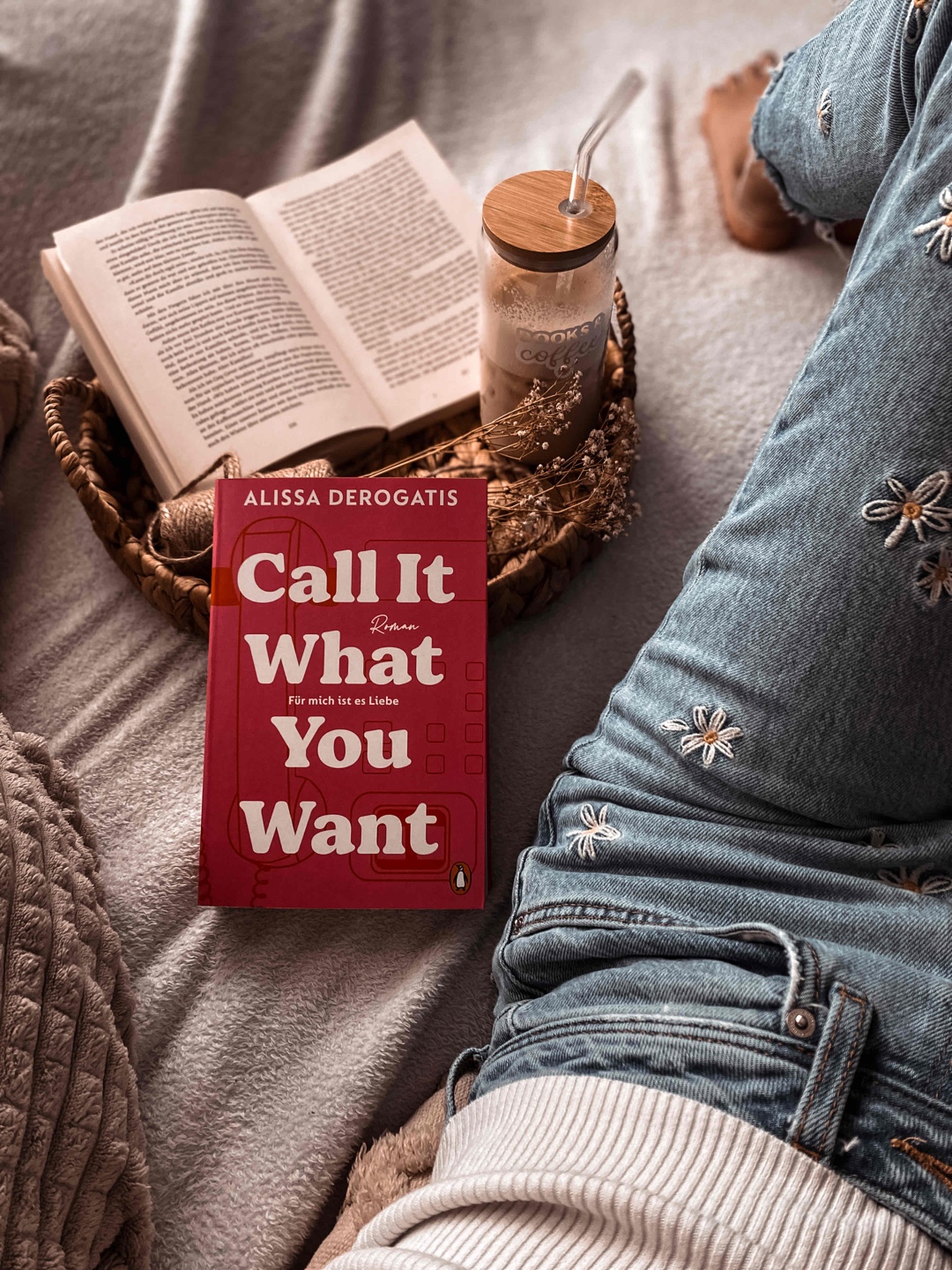 𝘊𝘢𝘭𝘭 𝘪𝘵 𝘸𝘩𝘢𝘵 𝘺𝘰𝘶 𝘸𝘢𝘯𝘵 von Alissa Derogatis
𝗞𝗲𝗶𝗻𝗲 𝗦𝘁𝗲𝗿𝗻𝗲𝗯𝗲𝘄𝗲𝗿𝘁𝘂𝗻𝗴