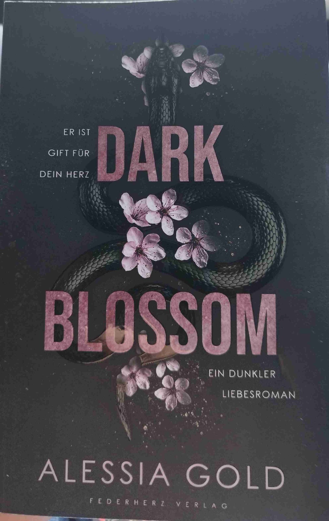 Dark Blossom ist ein so so schönes Buch, was ich jedem Empfehle, der Dark Romance gerne liest. Von Anfang bis Ende habe ich dieses Buch geliebt. Es war schon ziemlich Zeitnah am Anfang des Buches sehr spannend und hat auch bis zum Ende die Spannung gehalten. Also jeder der Alessia Gold gerne liest, holt es euch!!!