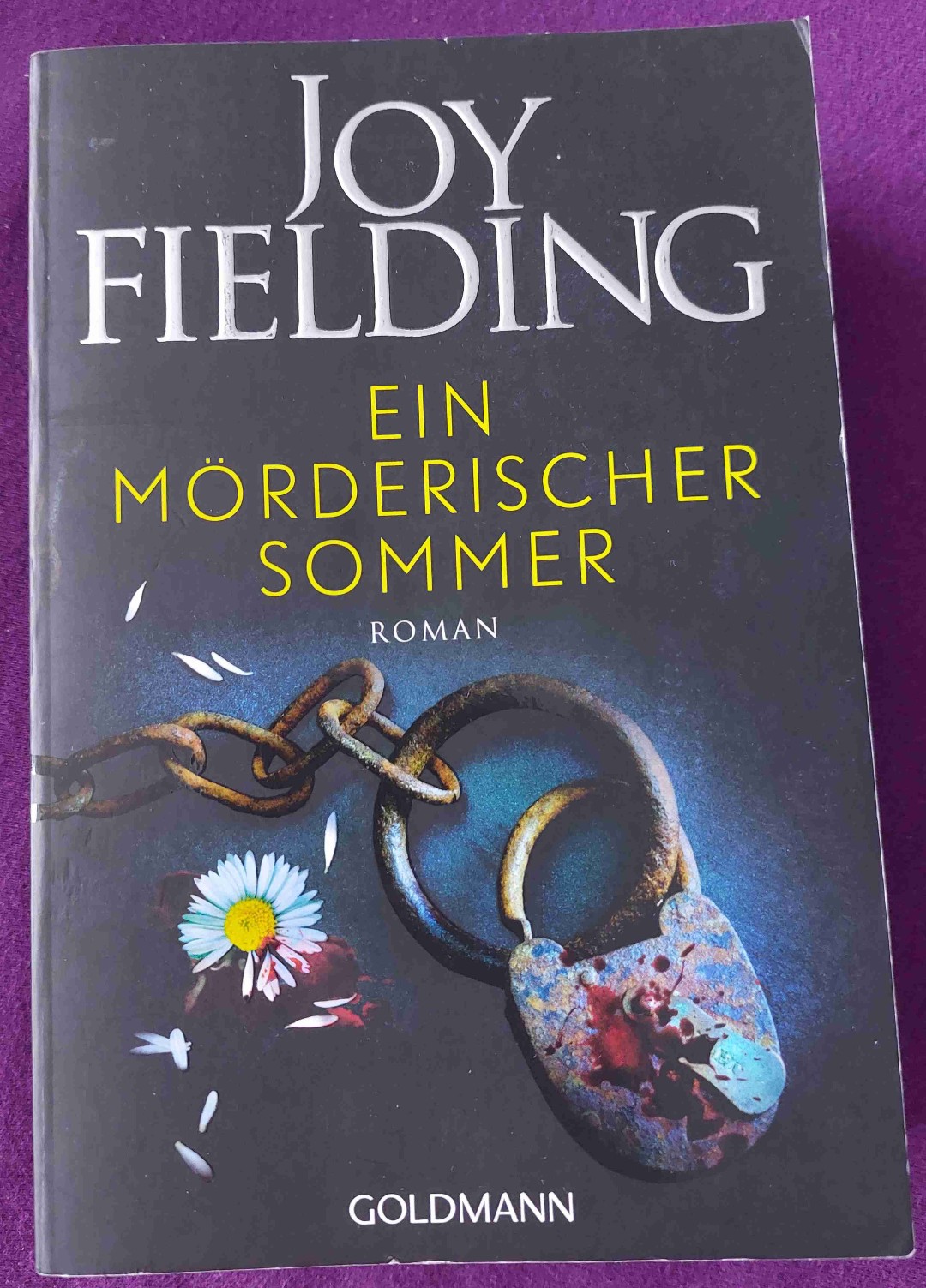 Ein fast perfektes Buch....sehr spannend und fesselnd....habe es in einem Tag durchgelesen. Einziges Manko: Das Ende. Ich kam zwar nicht auf den Mörder, aber es wurde für meinen Geschmack zu schnell beendet. Deshalb einen halben Stern Abzug.