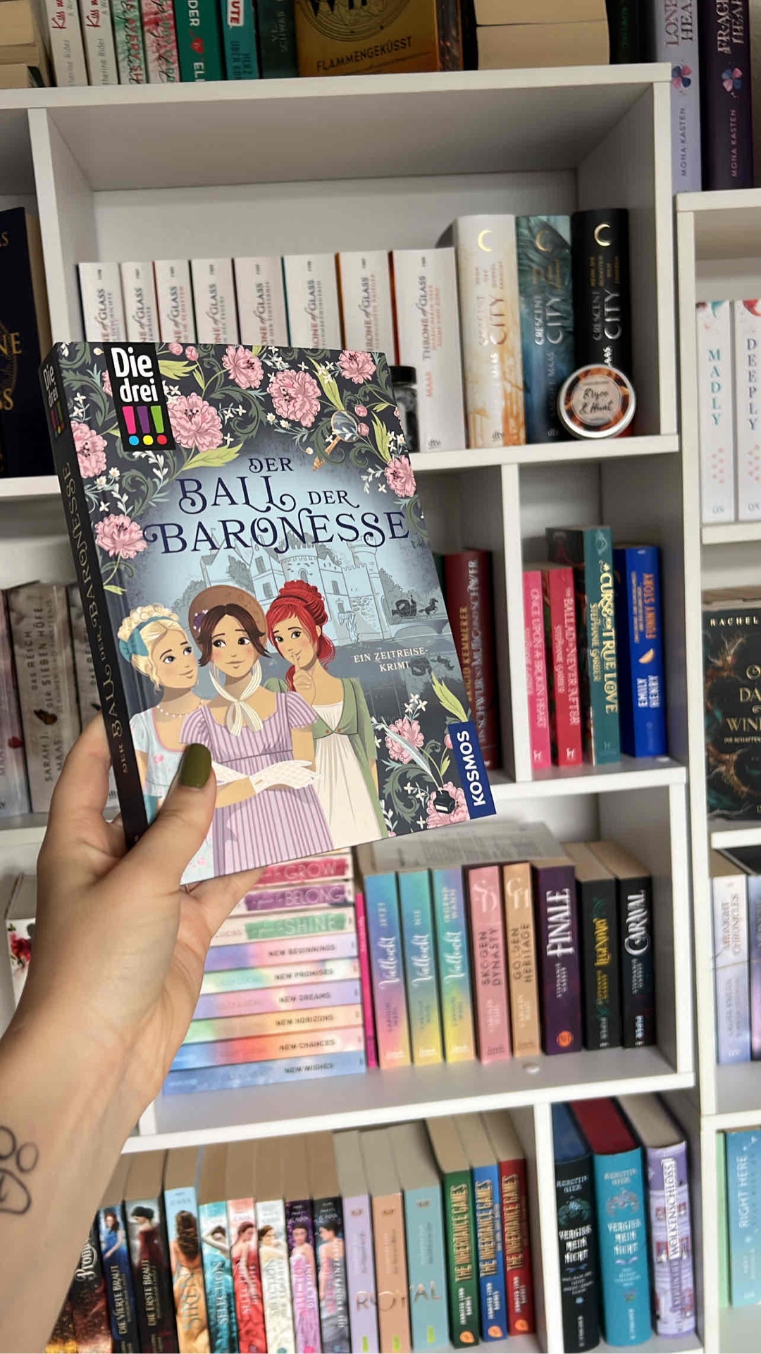Liebe es ab und zu wieder in die Geschichten meiner Kindheitsheldinnen einzutauchen. Und dieses Buch, mit diesem Stetting, war wie für mich gemacht.
Große Liebe 🫶🏻