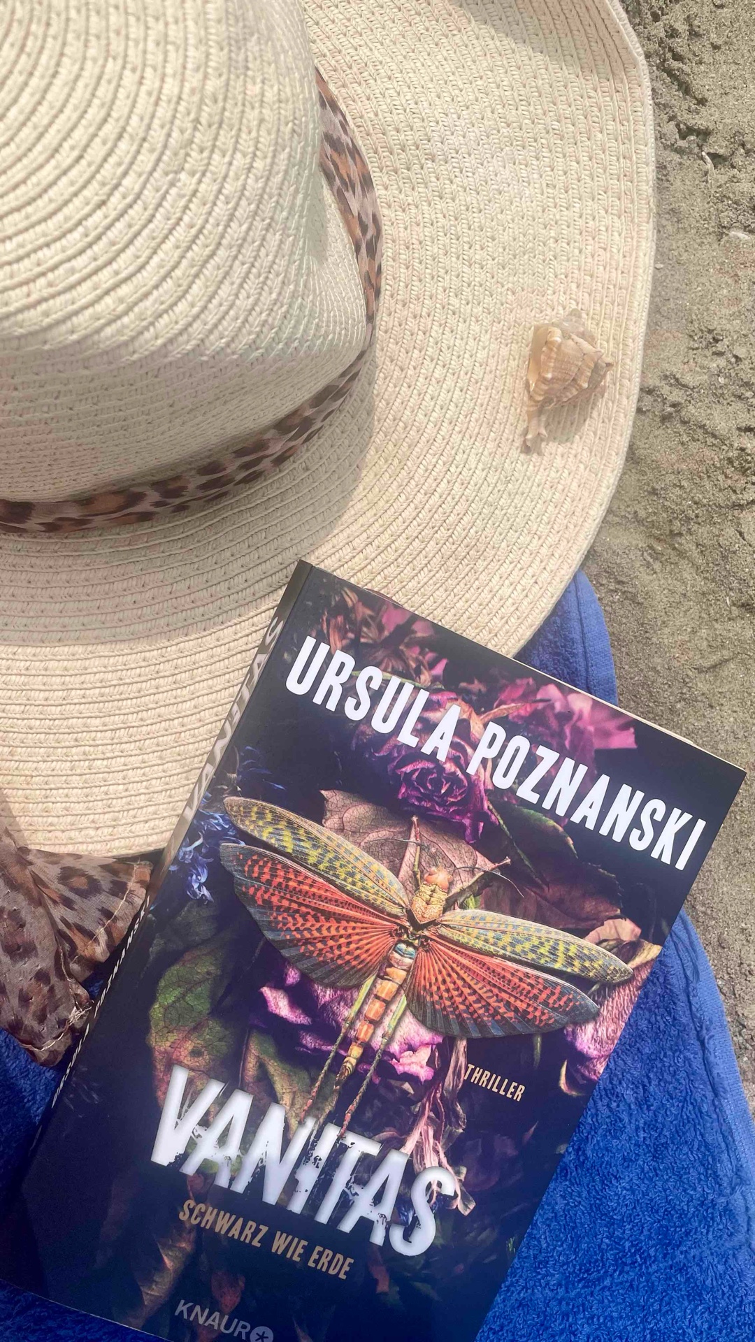 "Vanitas - Schwarz wie Erde" von Ursula Poznanski ist ein spannender Thriller, in dem die Floristin Carolin Bauer in Wien gegen ihre düstere Vergangenheit kämpft und in eine gefährliche Ermittlung hineingezogen wird.
