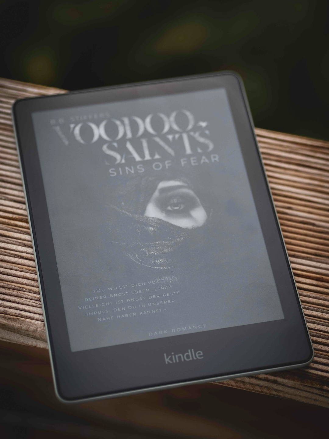 Die Voodoo-Story war interessant. Die Geschichte an sich wurde aber ziemlich in die Länge gezogen. Zum Ende hin wurde es dann doch noch etwas spannender.
Teil 2 werde ich demnächst noch lesen.