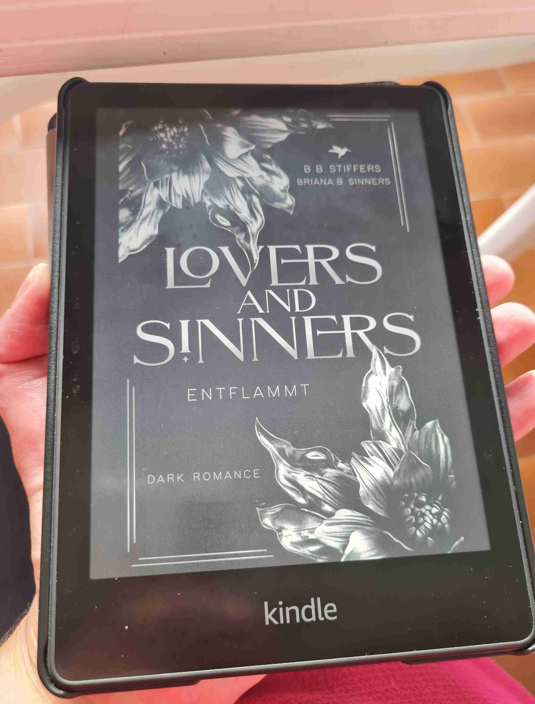Zugegeben hatte ich anfangs etwas Schwierigkeiten mit der Story, ich kann nicht mal so richtig sagen warum. Die Gastfreundschaft von Robert hat mich etwas perplex gemacht, wer nimmt schon jeden gleich in sein Haus auf!?
Aber gut, so hatte die Geschichte gleich an Fahrt aufgenommen und mir dann immer besser gefallen. Es ist spannend, wie Sam und Sarah ihre Leidenschaft ausleben und wieviel Wut in ihm steckt, dass er immer gleich so extrem aus der Haut fährt. Ich bin nun sehr gespannt, wie die Story ihren Lauf in Band 2 nimmt, denn warum Sam und Railly so ein eigenartiges Verhältnis haben, ist noch nicht ganz erklärt, auch wenn Railly die ganze Sache um Charlize schon aufgeklärt hat. Und natürlich, was aus Ellen und Burt und der ganzen Wahrheit wird!!
Der Schreibstil ist einfach und daher zügig zu lesen. Der Spice ist richtig gut geschrieben.