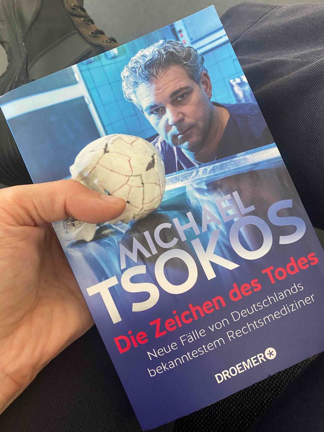 Mir ganz persönlich ist es teilweise schwer gefallen beim lesen. Das Buch ist aber sehr informativ und vielleicht habe ich mir einfach nicht genug Zeit für dieses Buch genommen. Das erste Buch, dass ich damals von Herrn Tsokos gelesen hatte (Der Totenleser) hatte mir sehr zugesagt.