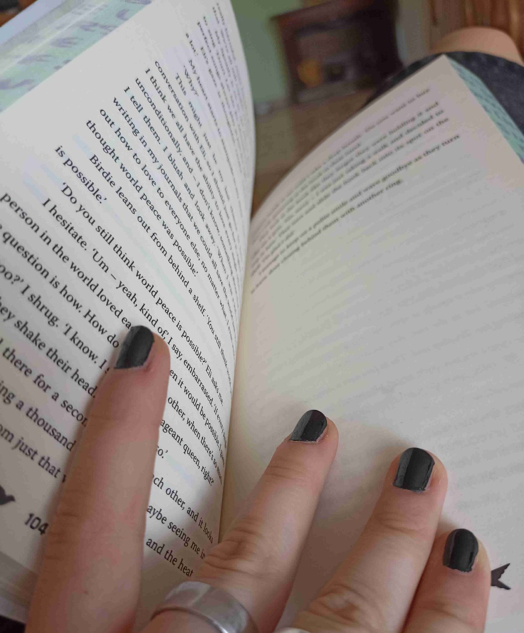 My new absolute favorite book! <3
Wasn't able to put it away while being scared it would end to fast.