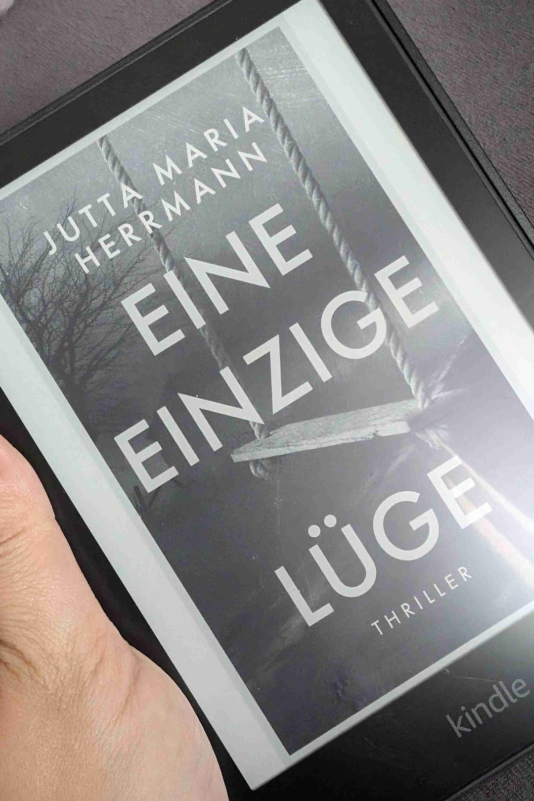 Marie wird in letzter Sekunde von der Bergwacht aus einem Schneesturm gerettet, aber von ihrem Mann Daniel fehlt trotz tagelanger Suche mysteriöserweise jede Spur. So bleibt die 40-Jährige mit ihrem Kinderwunsch, der seit Jahren ihr gesamtes Denken beherrscht, allein zurück. Doch dann trifft sie auf die schwangere Studentin Anne, die auf Wohnungssuche ist, und bietet ihr die Einliegerwohnung in ihrer Villa an. Anne kann ihr Glück kaum fassen, auf einen Schlag ist sie ihre finanziellen Sorgen los. Leider muss sie schon bald Maries Beweggründe hinterfragen. Warum sind alle Fenster der Einliegerwohnung vergittert? Wer sind Novalee und Marla, die anscheinend vor ihr in der Wohnung gelebt haben? Und was verbirgt Marie in dem verschlossenen Atelier im Keller?
