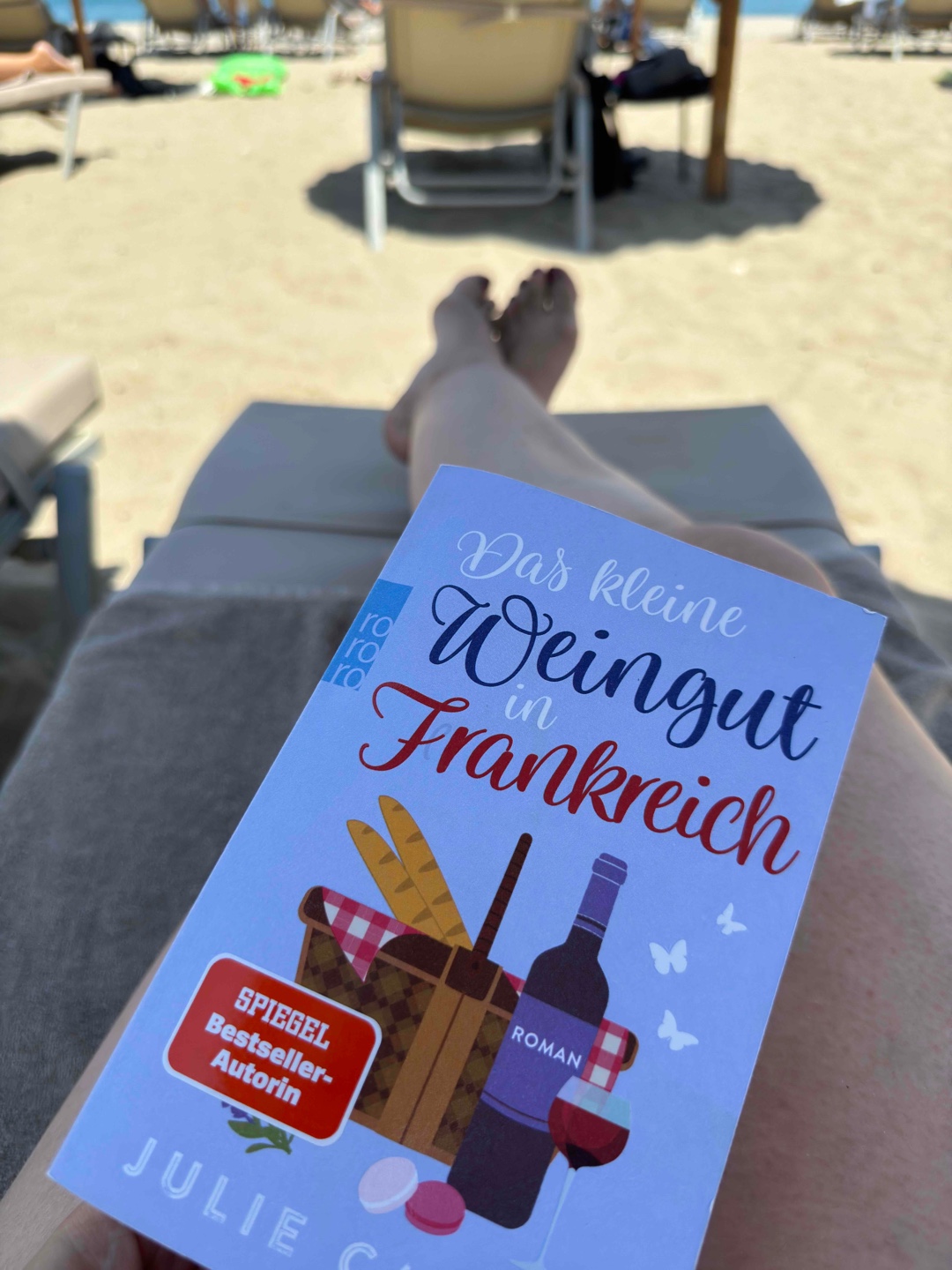 Wieder ein wunderschöner Wohlfühlroman von Julie Caplin. Diesmal nimmt sie uns mit in die Champagne und lässt uns Weine, verschiedene Käse und zahlreiche andere französische Köstlichkeiten probieren. Hinzu kommt der Duft einiger Kräuter und Blumen, der Lust auf eine Reise nach Frankreich macht. Die Lovestory der sehr sympathisch beschriebenen Protagonisten ist herzerfrischend und auch die Nebencharaktere sind mir ans Herz gewachsen. Ein ideales Buch zum wegträumen! Von mir eine klare Leseempfehlung!
