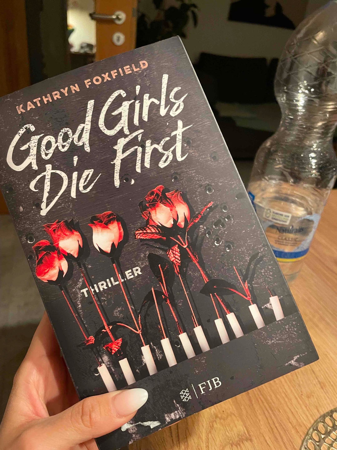 Ich muss sagen ich habe mir etwas ganz anderes vorgestellt. Auch wenn ich nur kurz für das Buch gebraucht habe, hat es mich nicht so unglaublich gefesselt.  Ich denke es liegt daran, das Thriller für mich immer sehr realitätsnah für mich sind. Es passiert viel und oft wusste ich erst beim erneuten lesen, um welche Figur es sich handelt.