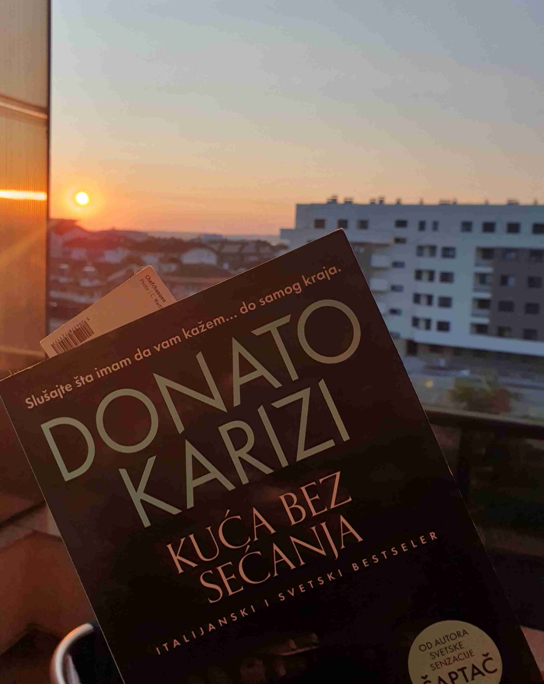 Ich habe gerade mein erstes Buch von Donato Carrisi beendet und wow, was für ein Schreibstil! Die Spannung war von Anfang bis Ende einfach top. 💜✨