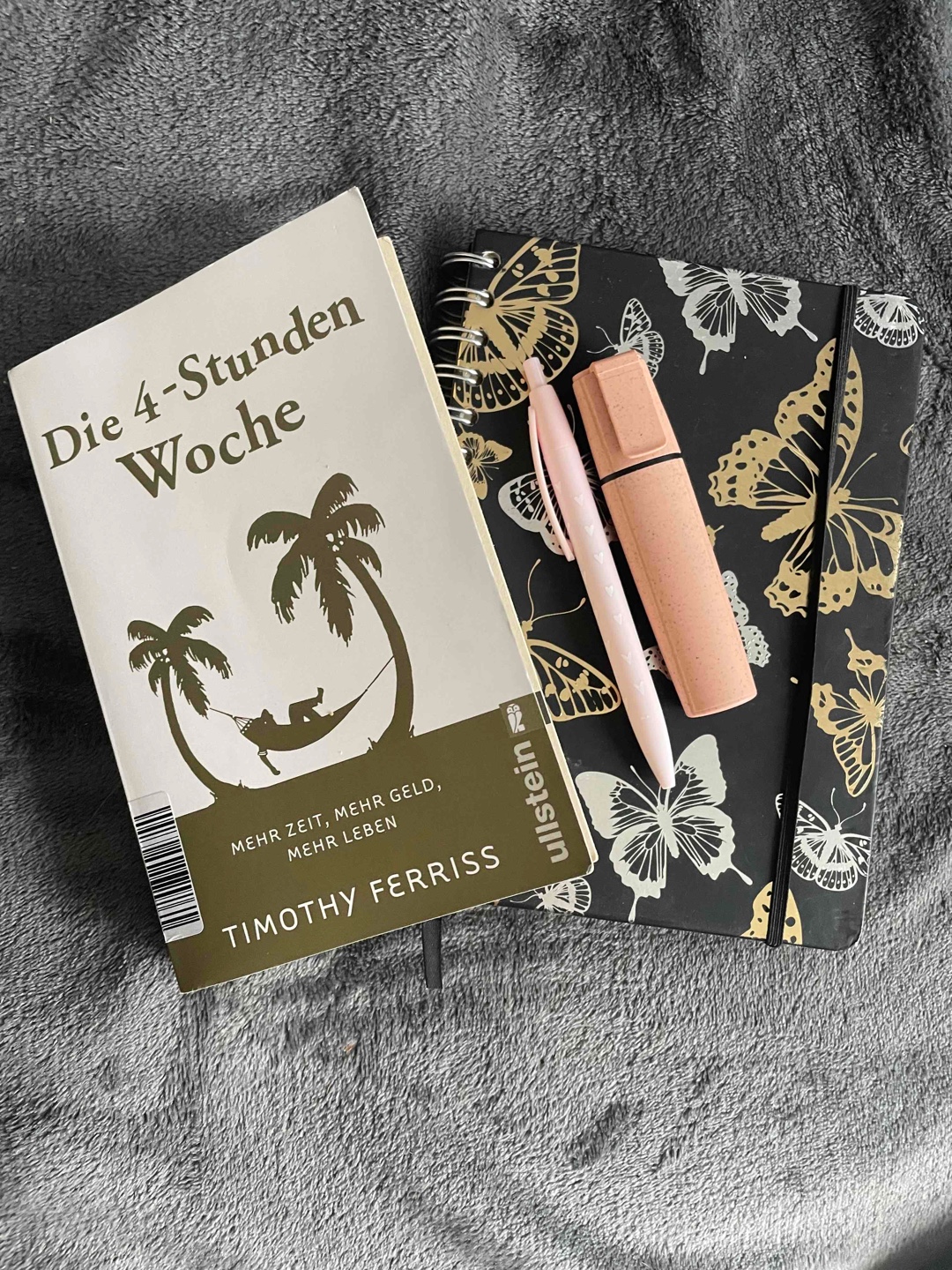 Ich denke ich bin mit einer anderen Erwartung an das Buch gegangen und wurde trotzdem nicht enttäuscht. Schade finde ich, dass diese Bücher oft nur sehr wage sind und keine konkreten handlungsempfehlungen geben. Hier wurde ich positiv überrascht!