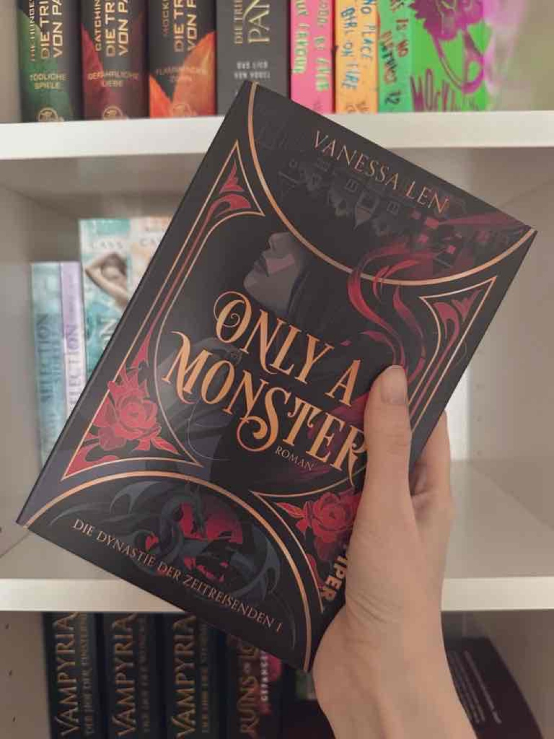 „Only a Monster“ ist ein Zeitreise Buch mit einer netten Grundidee, wessen Potenzial leider verschenkt wurde!
