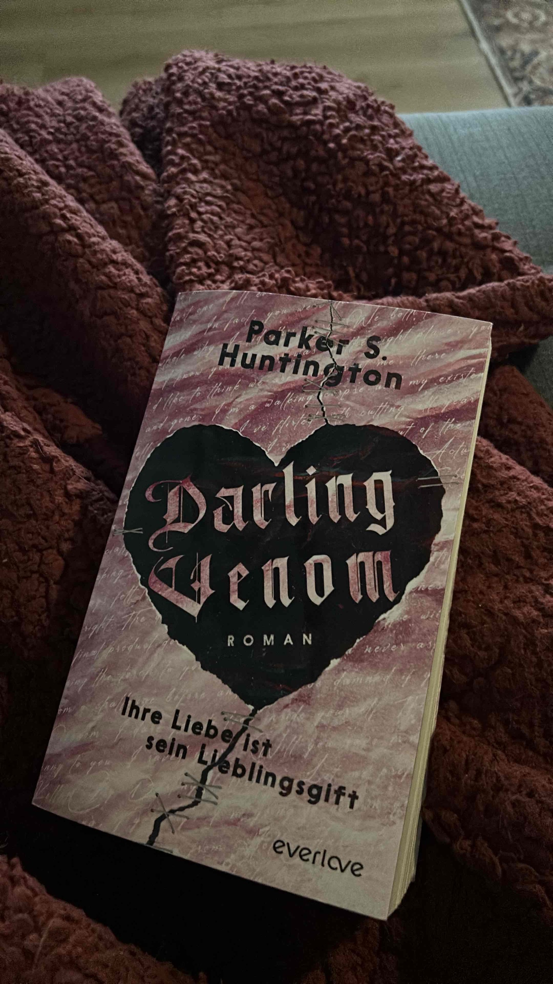 Habe mir etwas komplett anderes darunter vorgestellt, mehr Herzschmerz, Tränen und mehr Story zwischen Char und Kel. Ich habe dem Buch bis zum Ende eine Chance gegeben, und muss sagen die Story hat sich im Verlauf entwickelt und wurde besser. Die spice szenen waren mir persönlich zu unangenehm, aber das ist ja Geschmacksache. Zeitweise haben Char und Tate mich wirklich sehr frustriert :D trotzdem fand ich das Buch ab der Hälfte ziemlich gut 🤗