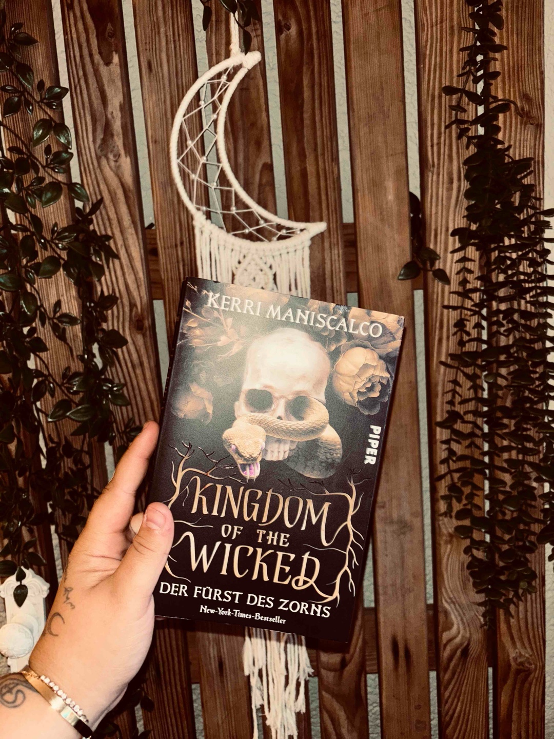 Ein neues Dark Fantasy Buch das mein Herz gewonnen hat.🥹🔥❤️
Ein neues Buch und eventuell eine neue Reihe auf meinem Lieblingsbücher Stapel. 🥰